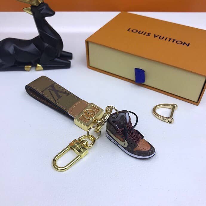 Fake Louis Vuitton Logo Key Chain - DEEPREPS