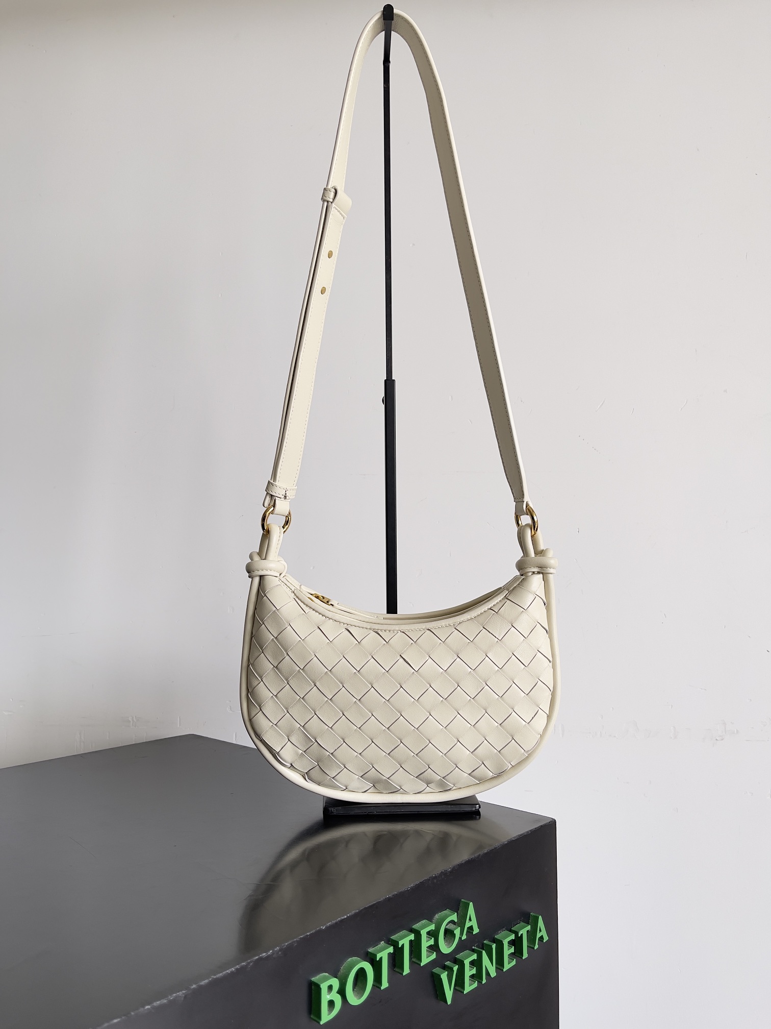 Bottega Veneta Woman - DEEPREPS