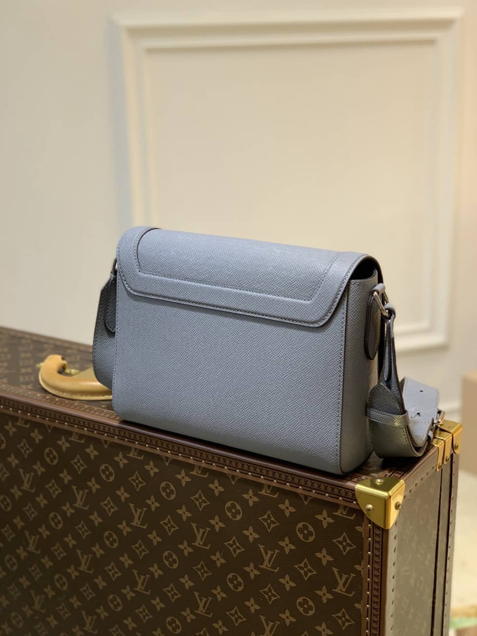 Louis Vuitton New Flap Taiga Noir M30807 Replica Messenger Bag - DEEPREPS