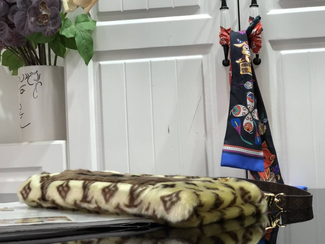 Louis Vuitton In The Winter Muff Replica Bag M76094 - DEEPREPS