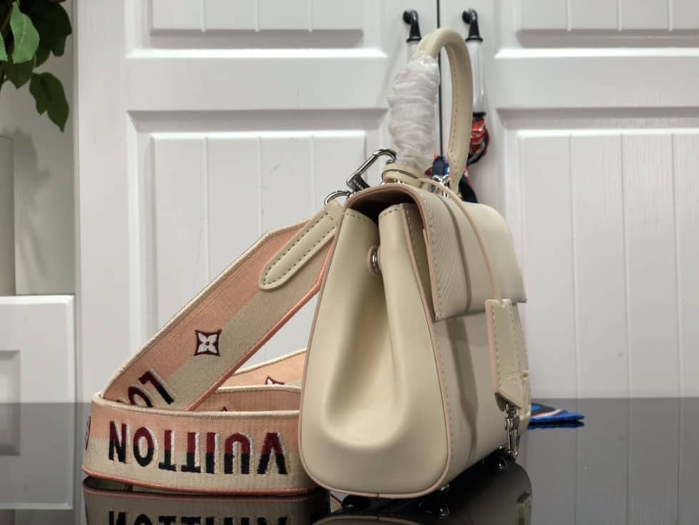 Louis Vuitton Cluny Mini Epi Leather M58928 Replica Shoulder Bag - DEEPREPS