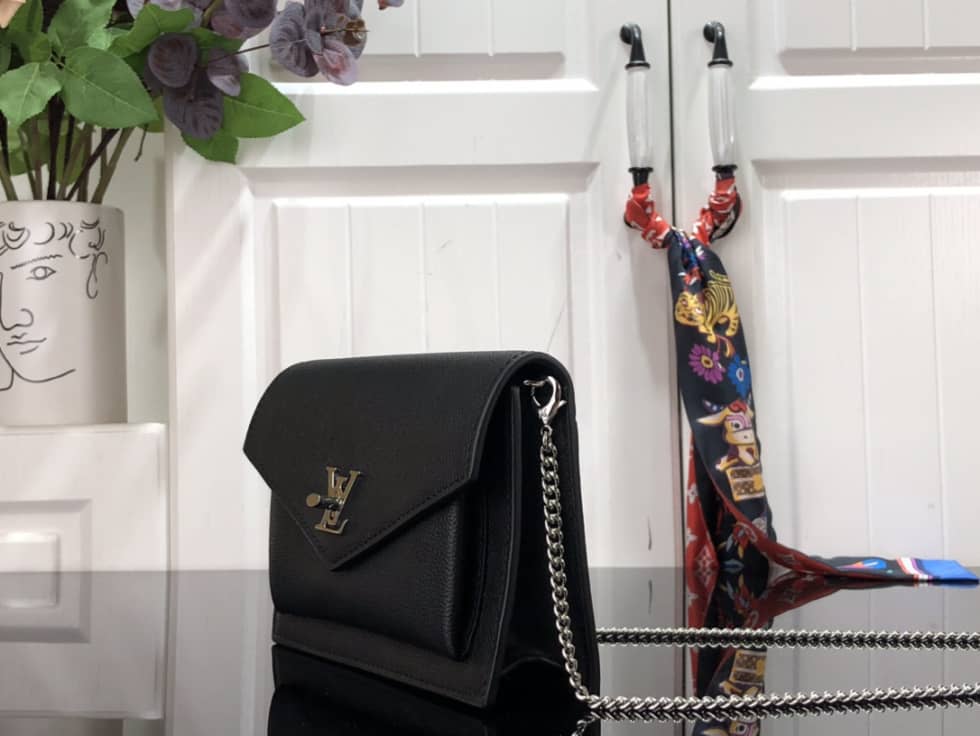 Louis Vuitton Pochette Lock Me Chain M63980 Replica Crossbody Bag - DEEPREPS