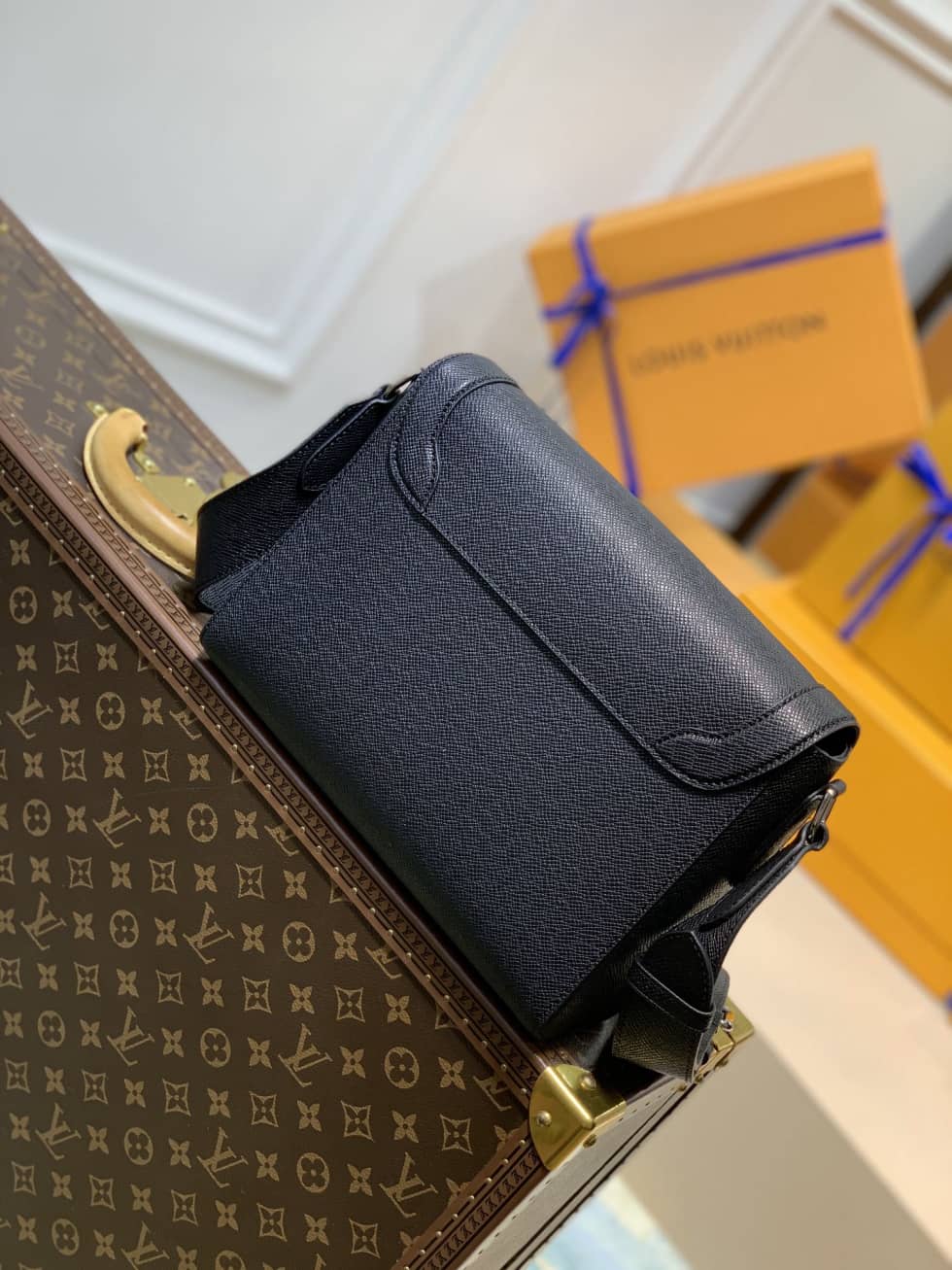 Louis Vuitton New Flap Taiga Noir M30807 Replica Messenger Bag - DEEPREPS