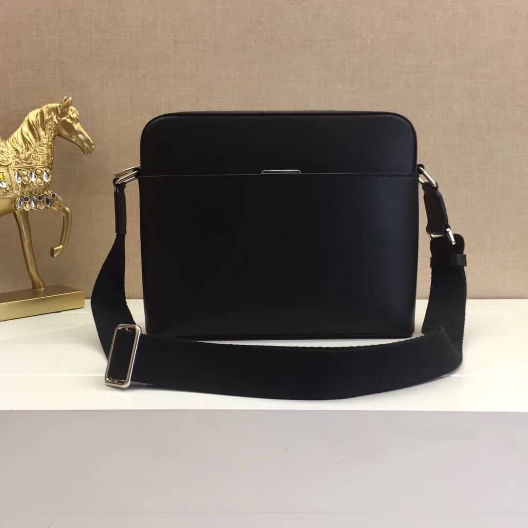 Louis Vuitton Taiga Anton Messenger MM Mens Shoulder Bag Replica M33429 - DEEPREPS