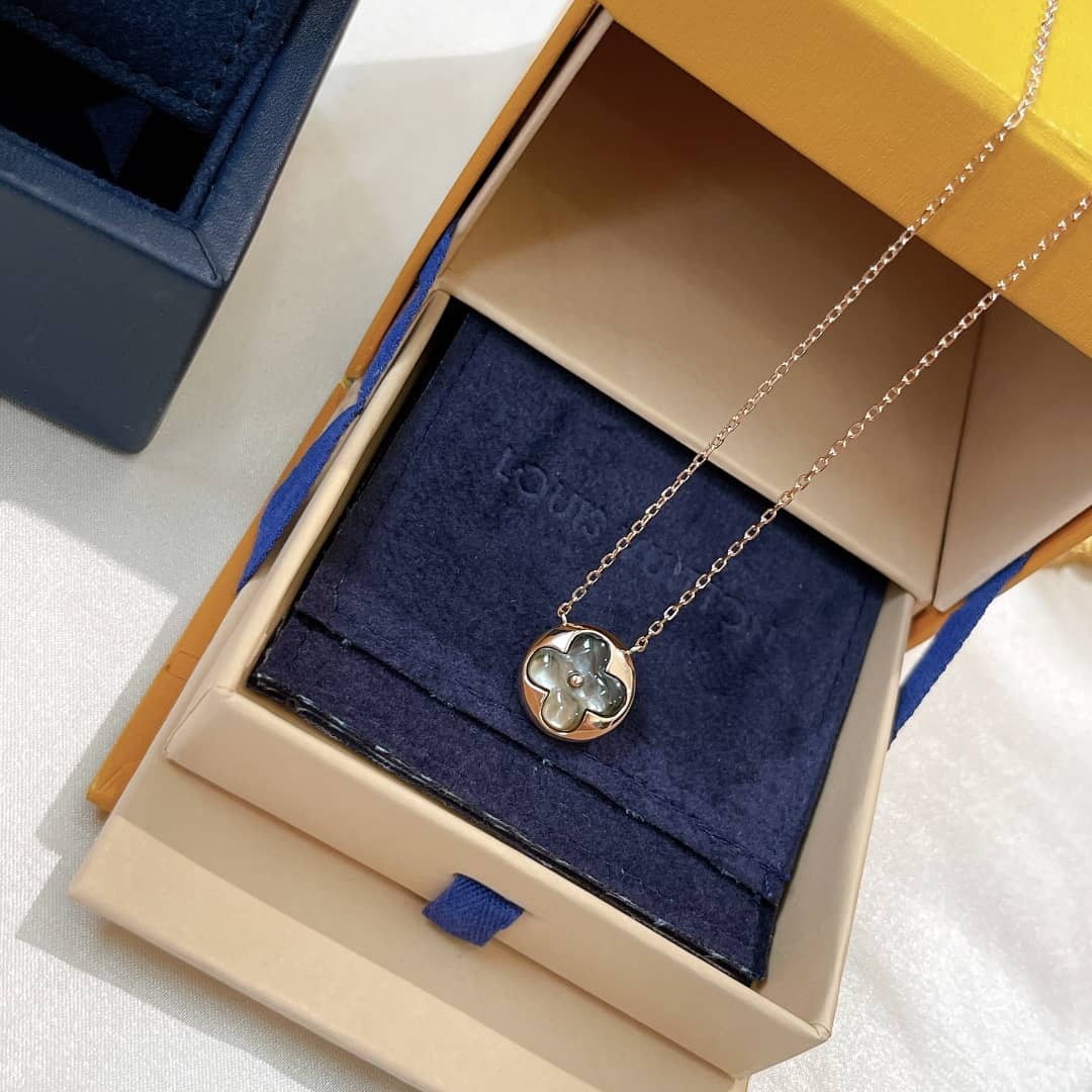 Louis vuitton Necklace For Sale - DEEPREPS