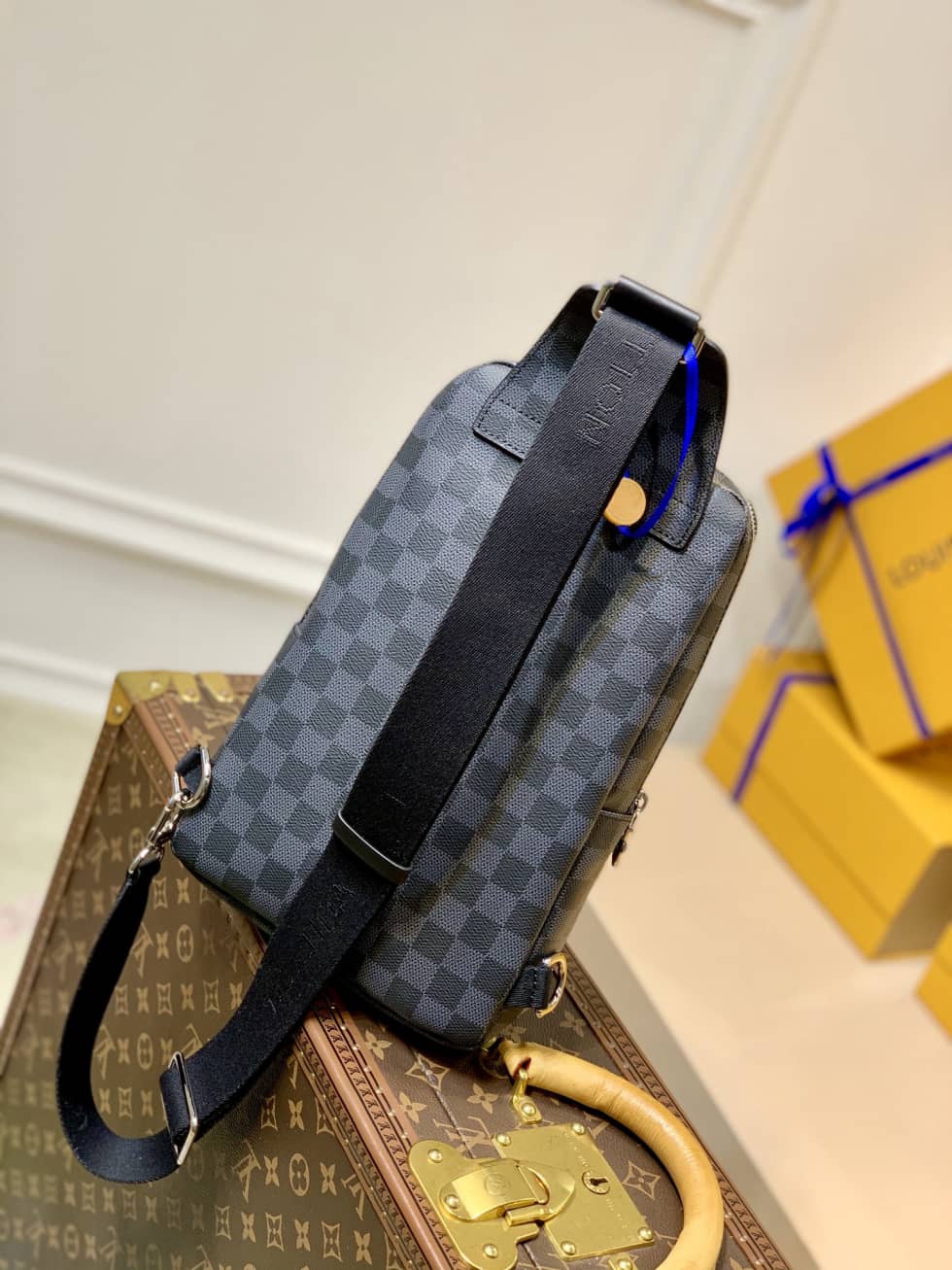 Louis Vuitton Avenue Slingbag Black N45277 Replica Shoulder Bag - DEEPREPS