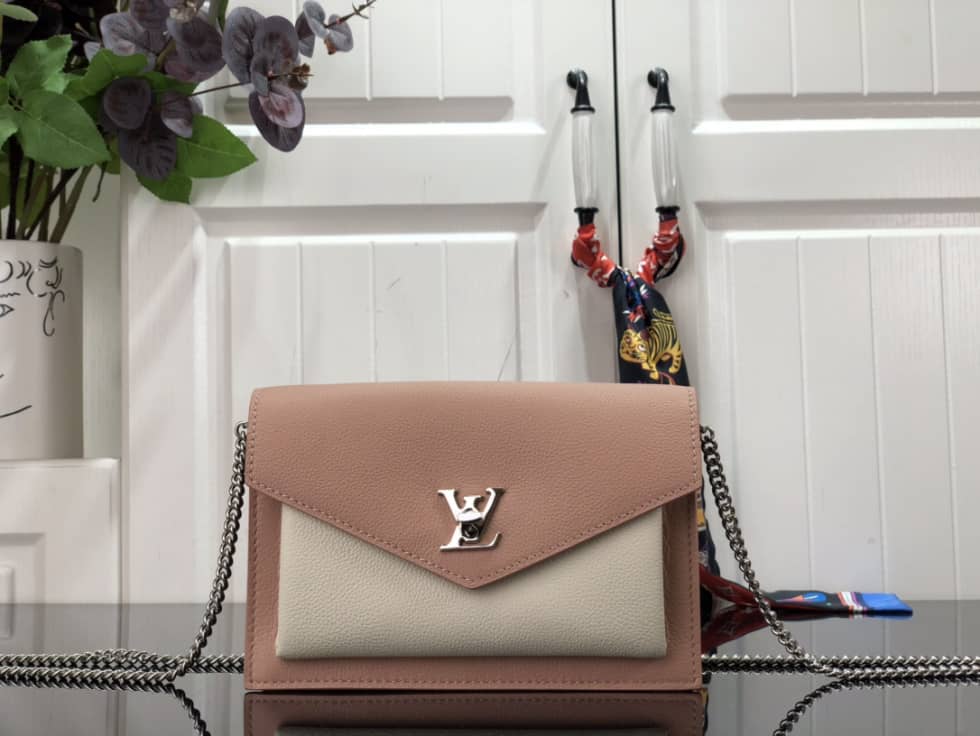 Louis Vuitton Pochette Lock Me Chain M63980 Replica Crossbody Bag - DEEPREPS