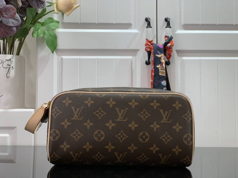 Louis Vuitton Dopp Kit Toilet Pouch Monogram Canvas M44494 Replica - DEEPREPS