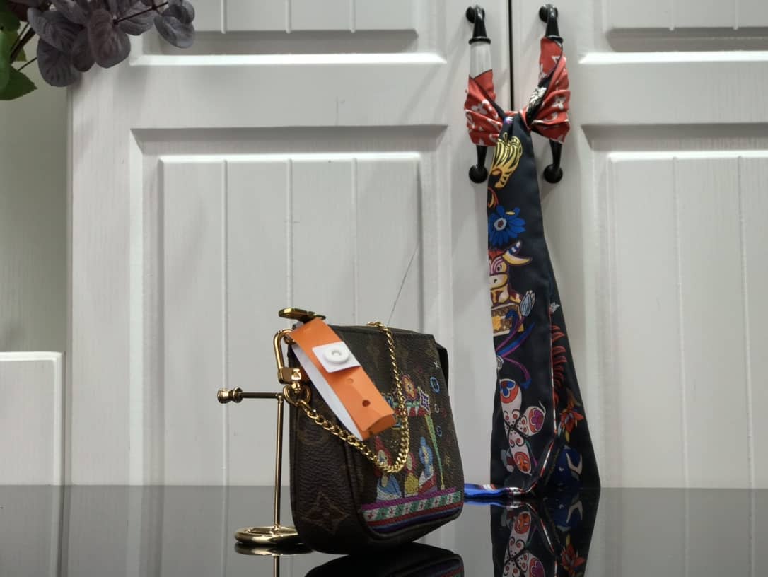 Louis Vuitton Chain Mini Pochette Vivienne Christmas Replica Bag M69976 - DEEPREPS