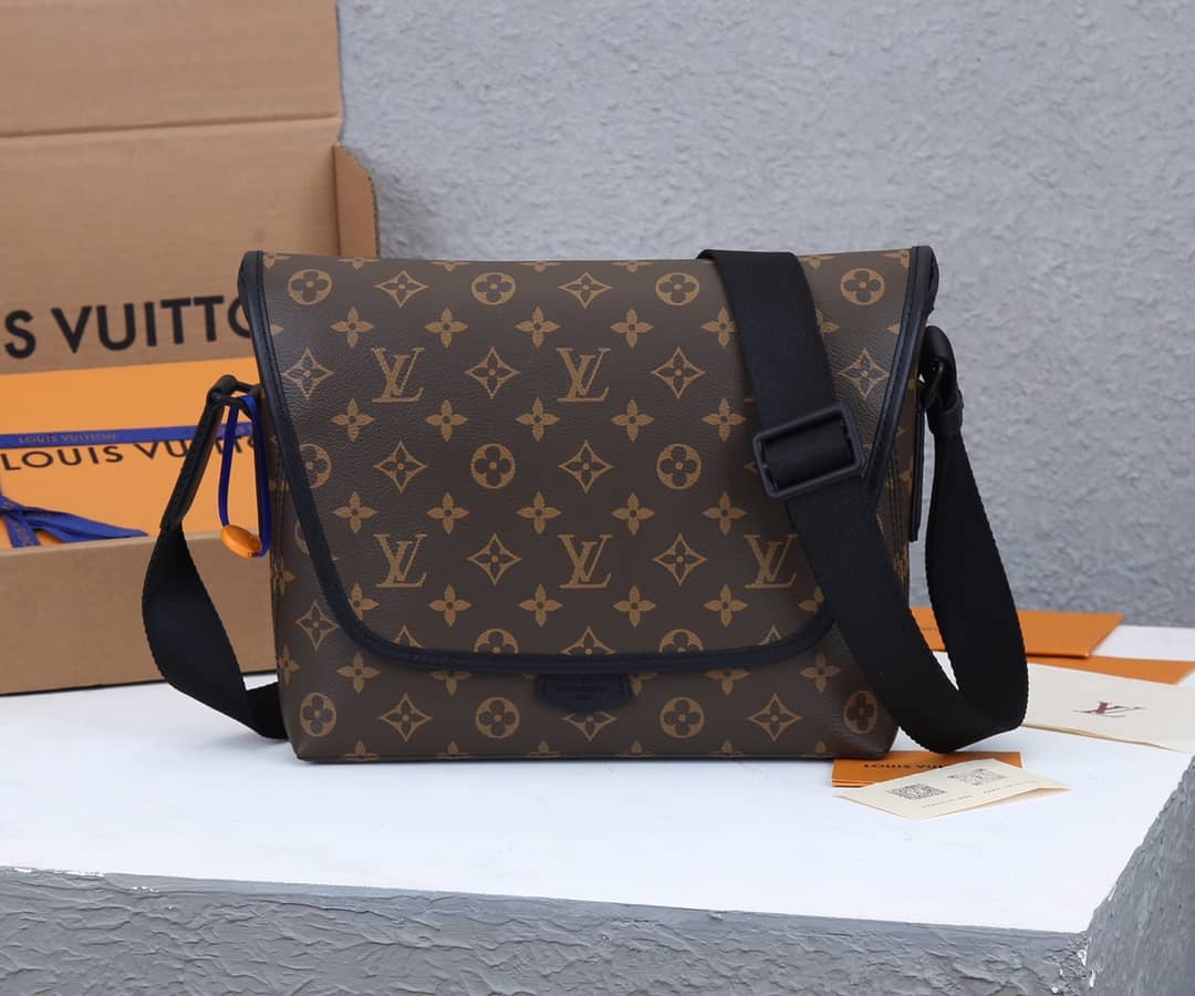 Louis Vuitton Monogram Magnetic Messenger Bag Replica M45557 - DEEPREPS