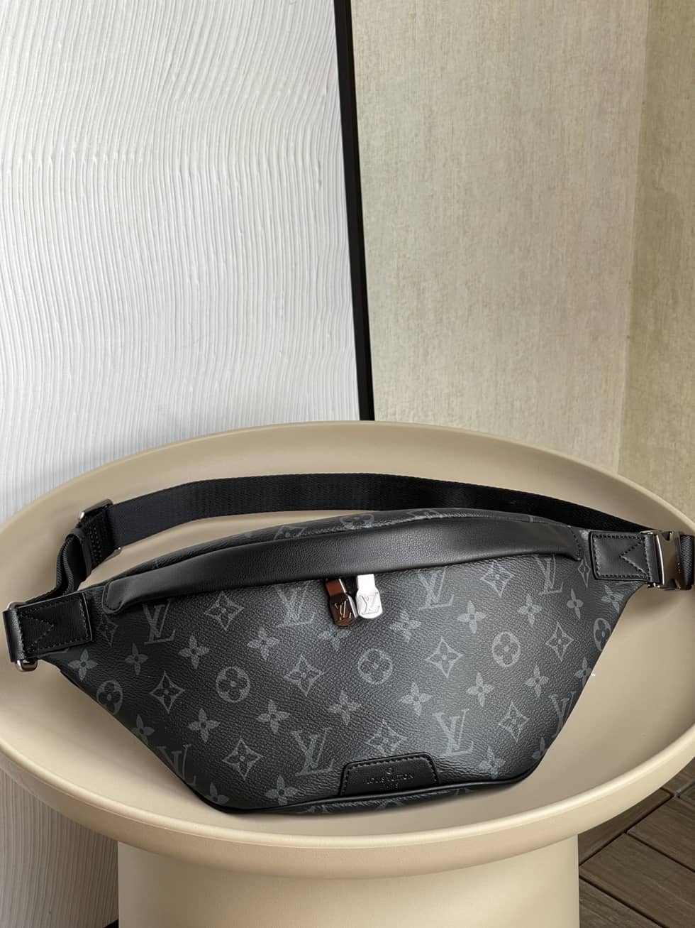 Louis Vuitton Discovery Bumbag Monogram Eclipse Black M46035 Replica Belt Bag - DEEPREPS
