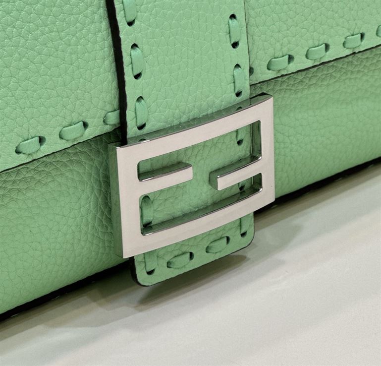 FENDI BAGUETTE GREEN SELLERIA BAG WITH OVERSIZE TOPSTITCHING   F031 - DEEPREPS