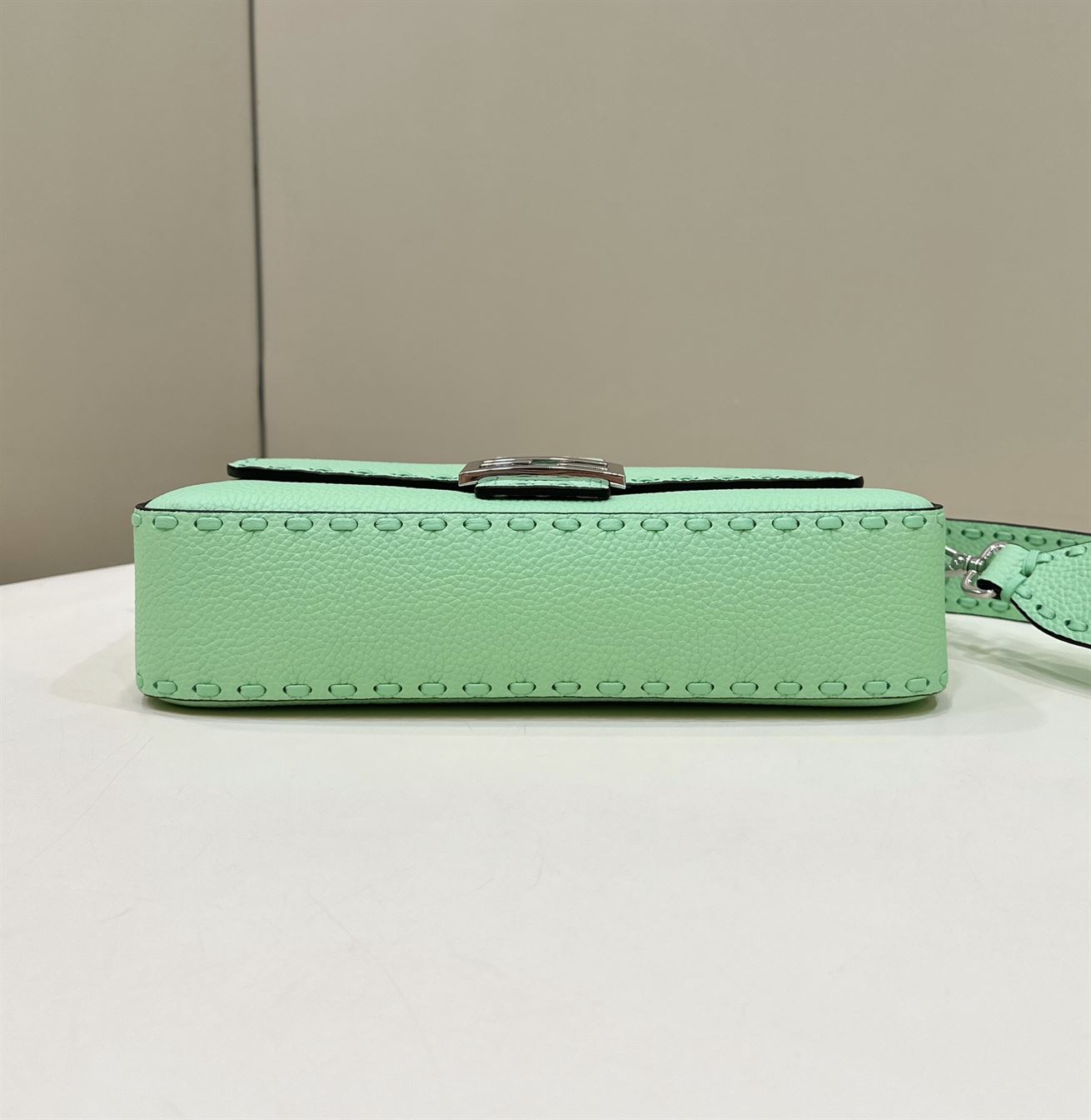 FENDI BAGUETTE GREEN SELLERIA BAG WITH OVERSIZE TOPSTITCHING   F031 - DEEPREPS