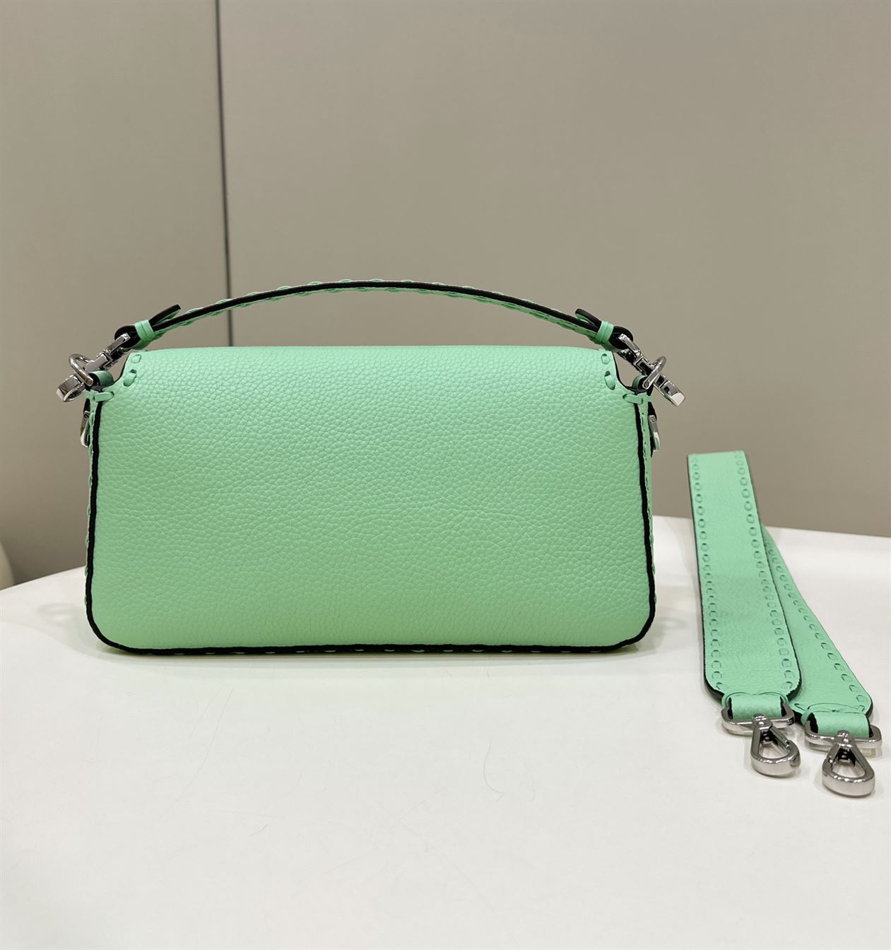 FENDI BAGUETTE GREEN SELLERIA BAG WITH OVERSIZE TOPSTITCHING   F031 - DEEPREPS