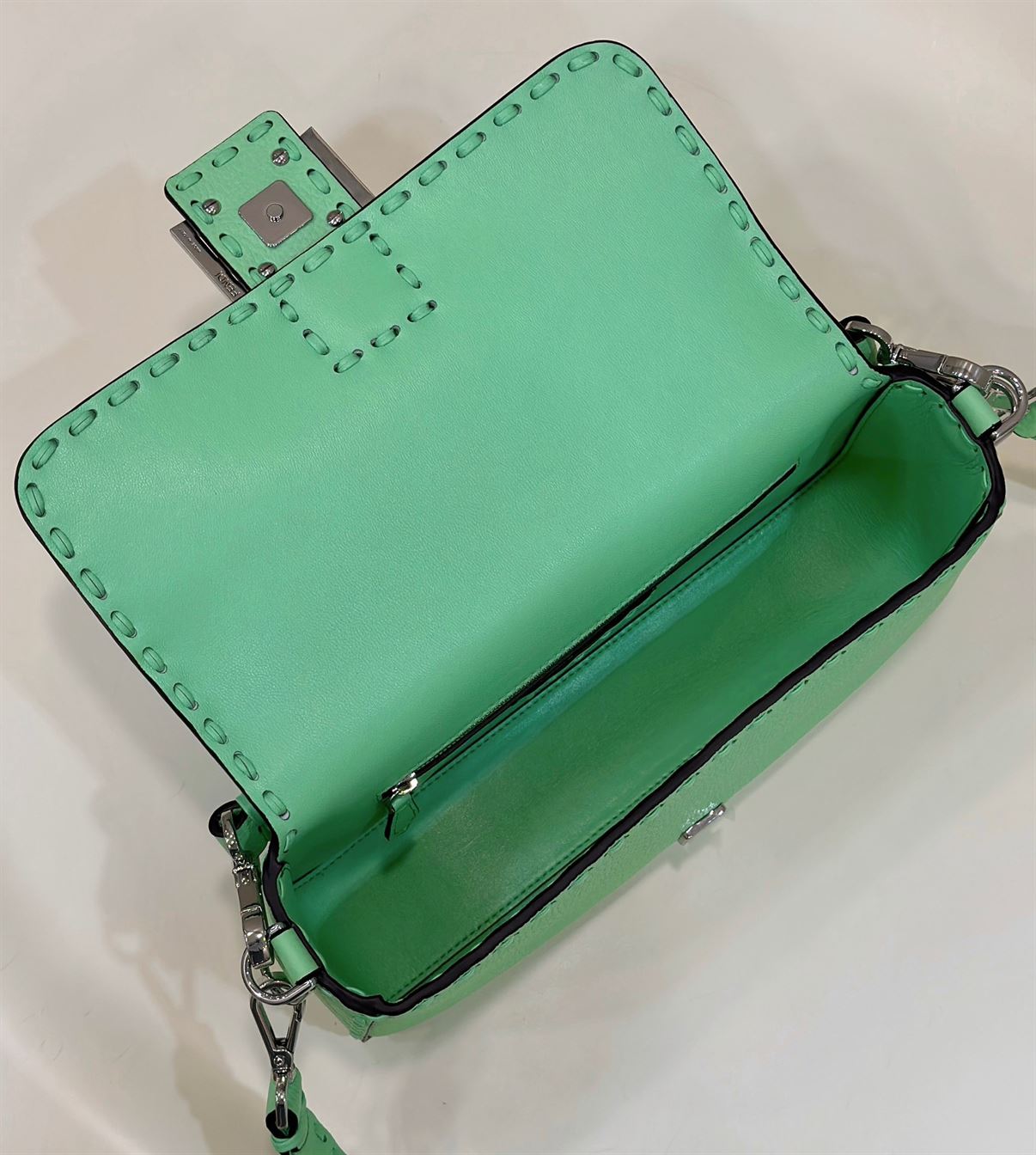 FENDI BAGUETTE GREEN SELLERIA BAG WITH OVERSIZE TOPSTITCHING   F031 - DEEPREPS