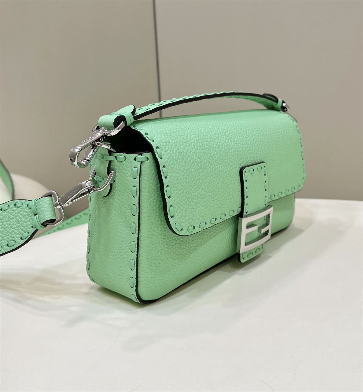 FENDI BAGUETTE GREEN SELLERIA BAG WITH OVERSIZE TOPSTITCHING   F031 - DEEPREPS