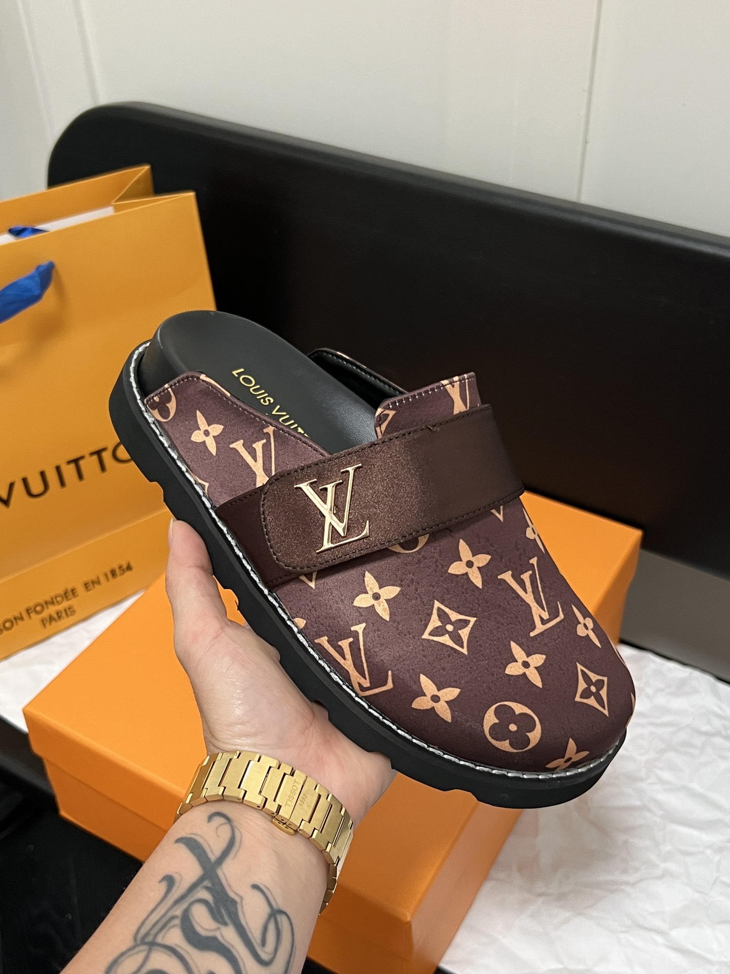 Louis Vuitton Cozy fashionable and comfortable toe slippers - DEEPREPS