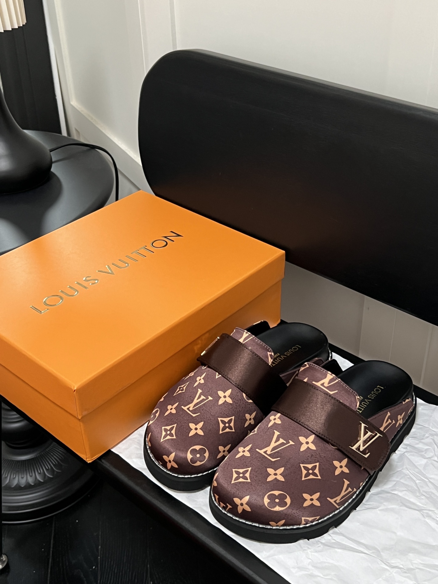 Louis Vuitton Cozy fashionable and comfortable toe slippers - DEEPREPS