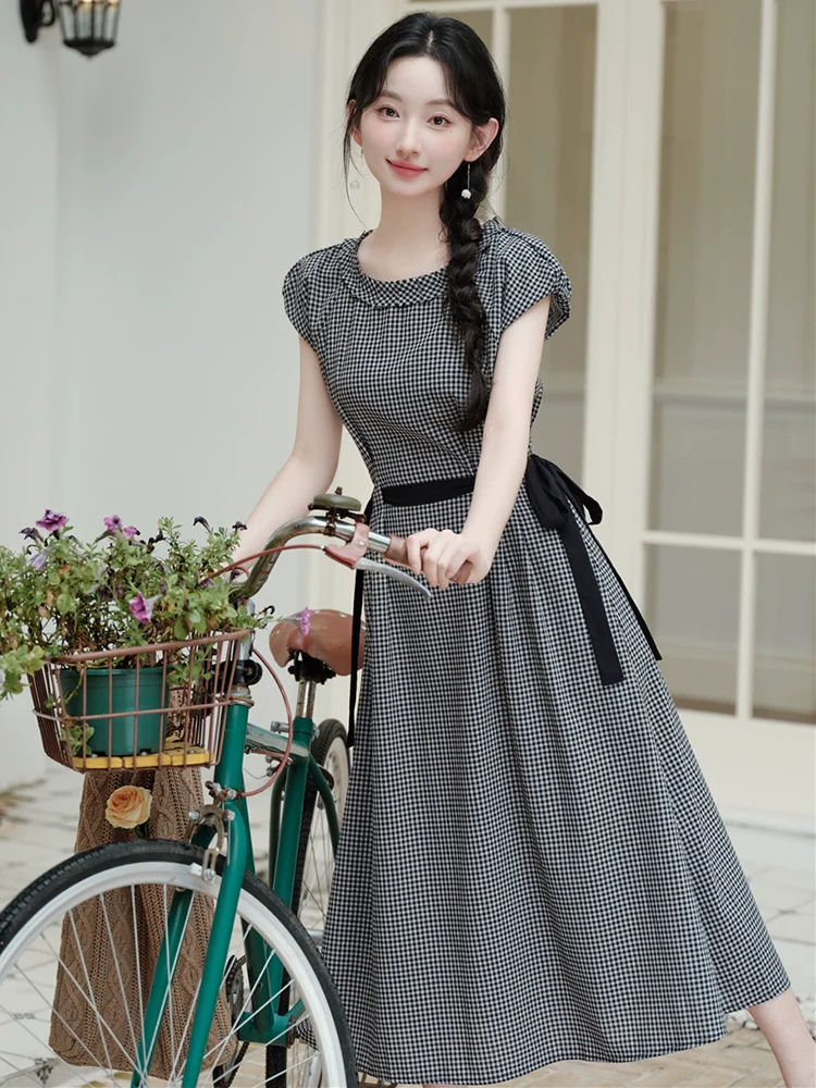 Daily miscellaneous literature and art summer is very beautiful, black and white classic cotton and linen plaid skirt, waist reduction dress, beautiful small skirt