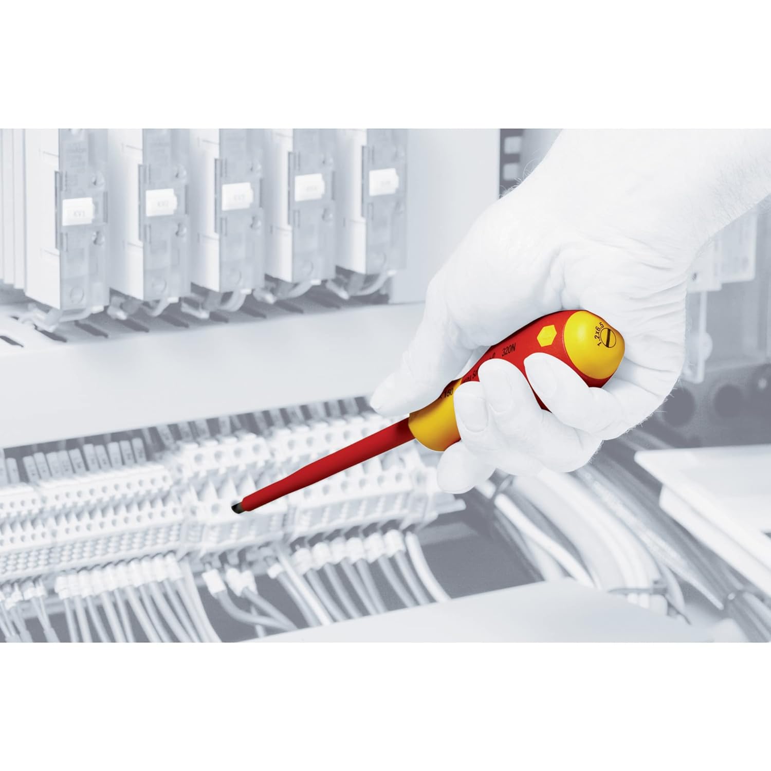 GCP Products Wiha Slotted And Phillips Insulated Screwdriver Set, 1000 Volt, 19 Piece