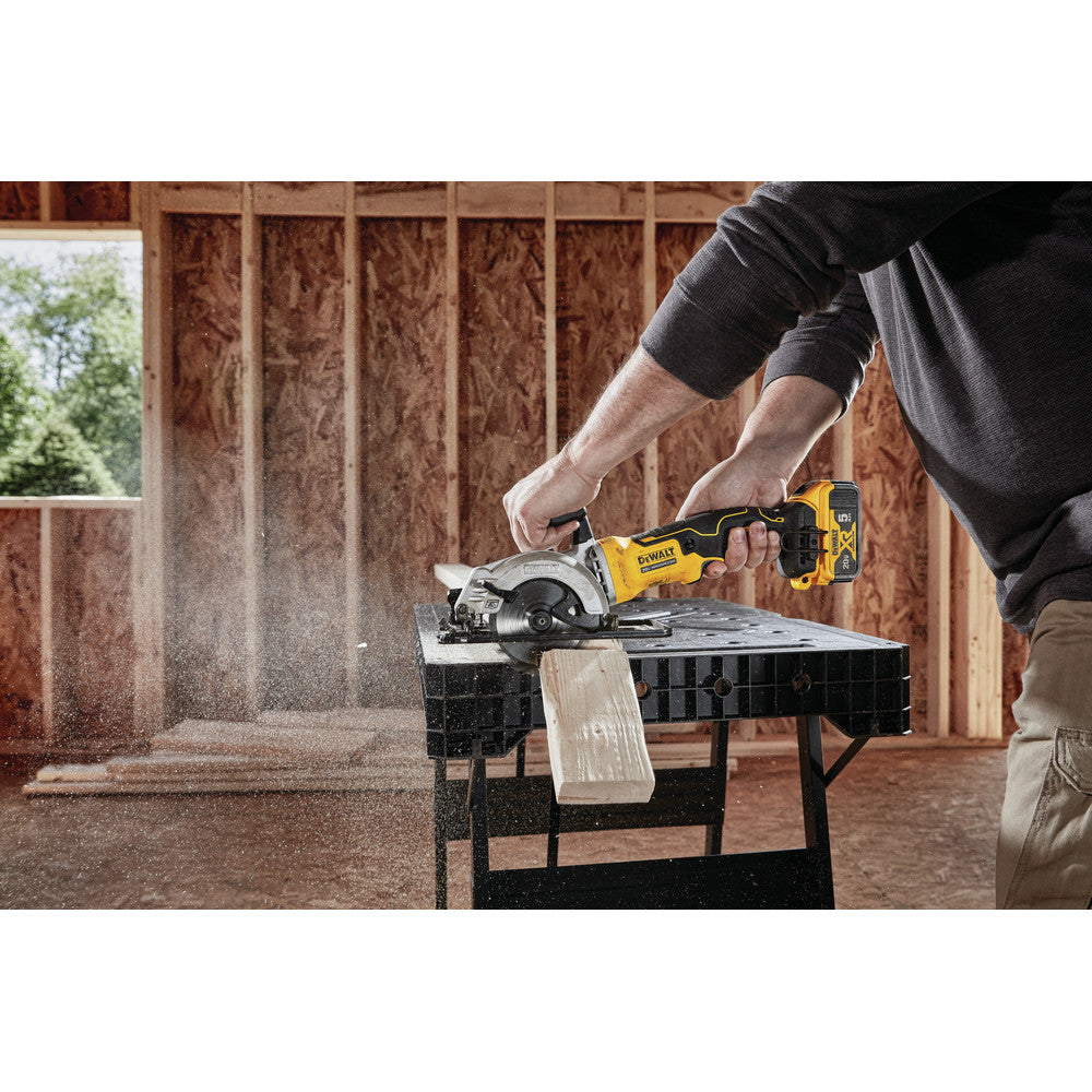 DeWalt DCS571P1 ATOMIC 20V MAX 5 Ah Brushless 4-1/2 in. Circular Saw Kit