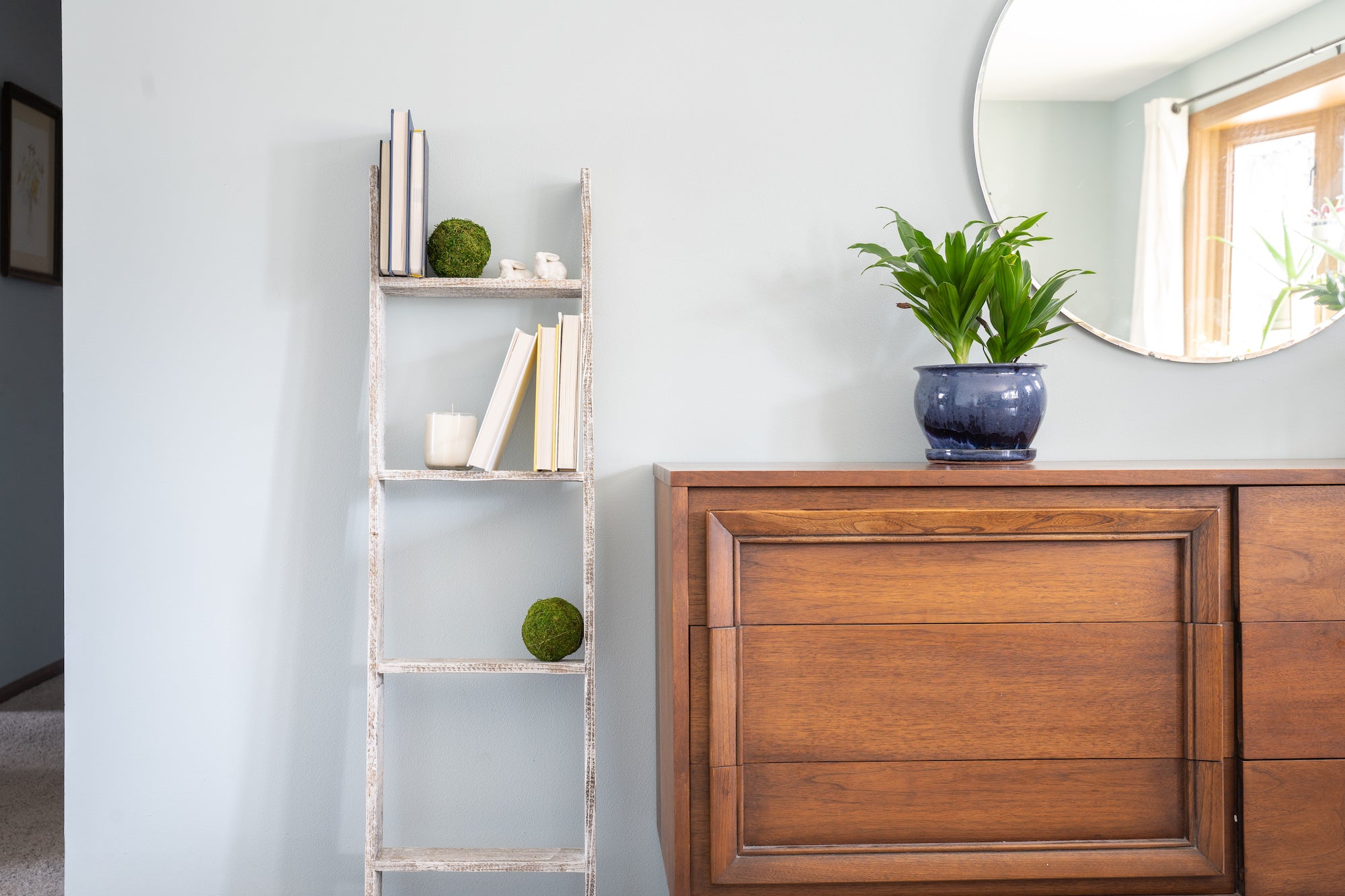 BarnwoodUSA Rustic Farmhouse 5 feet Extra Wide White Wash Wooden Decorative Bookcase Picket Ladder