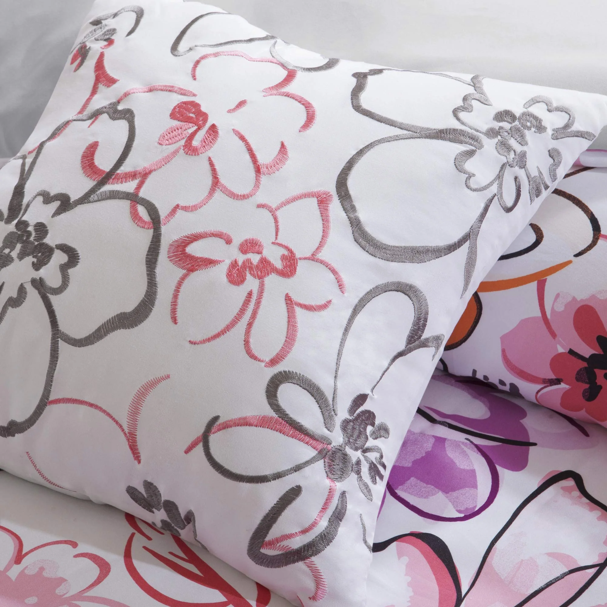 Intelligent Design Comforter Set Vibrant Floral Design, Teen Bedding for Girls Bedroom, Mathcing Sham, Decorative Pillow, Full/Q
