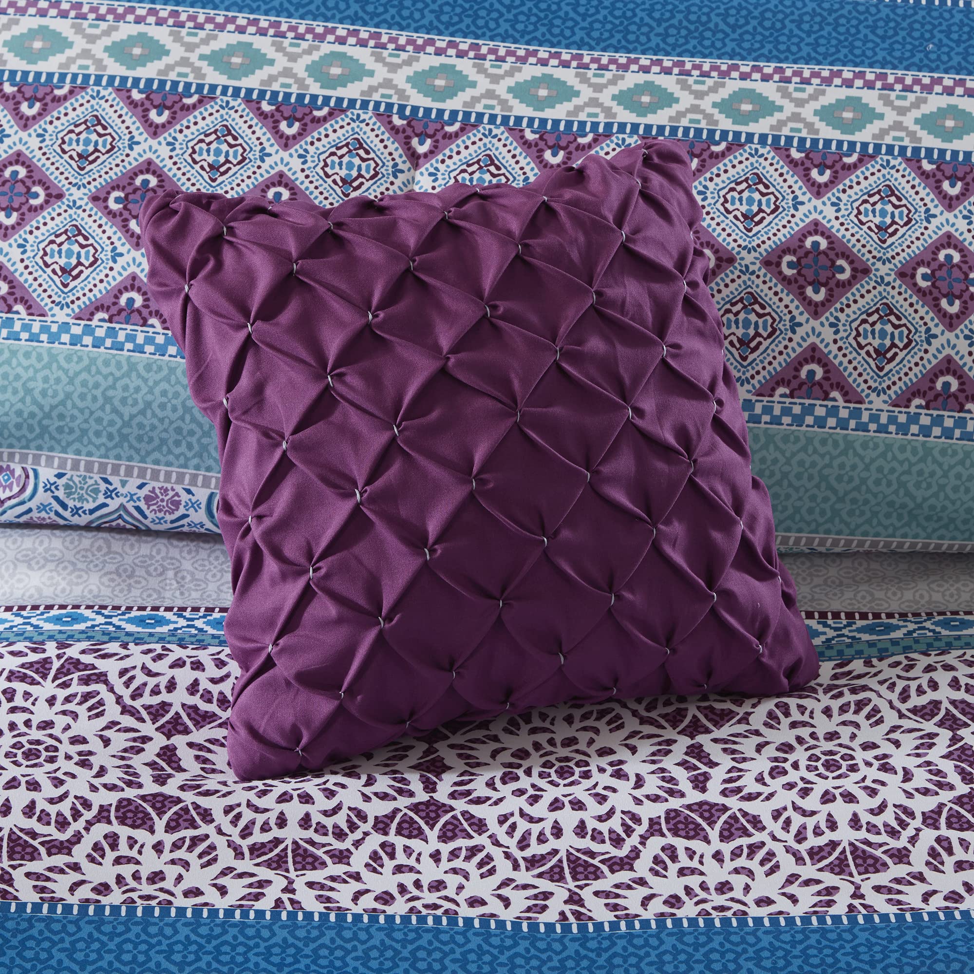 Intelligent Design Cozy Comforter Set Casual Boho Pieced Design, Modern All Season Bedding Set with Matching Sham, Decorative Pi