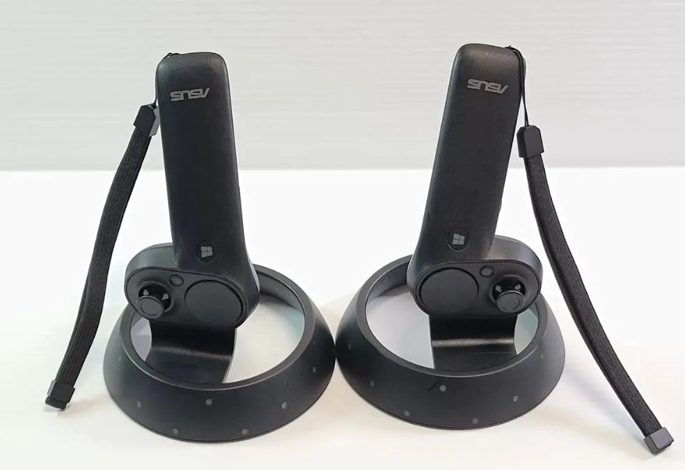 Asus HC102 Windows Mixed Reality Headset 1440x1440 per eye 2880x1440 combined
