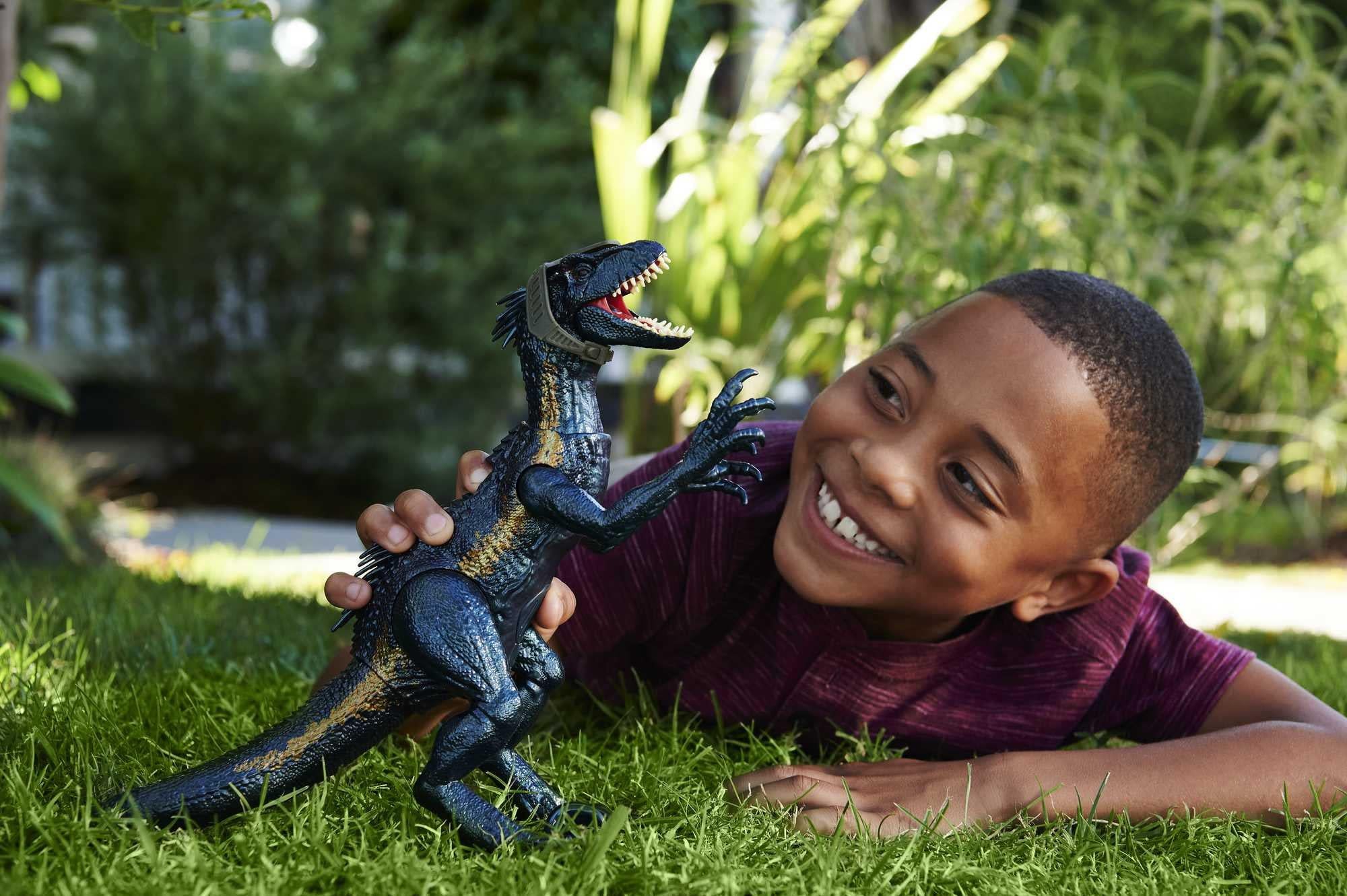 Universal Studios jurassic world track n attack indoraptor dinosaur figure with tracking gear &a; 3 attack features, plus downloadable app &a; ar