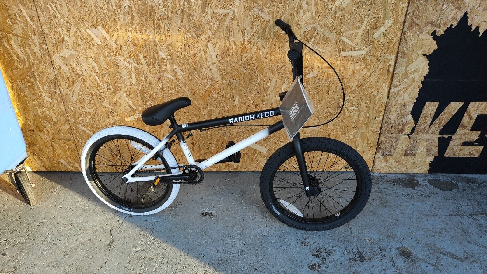 Radio Bikes 'VALAC' Complete BMX Bike - Black / White  20"
