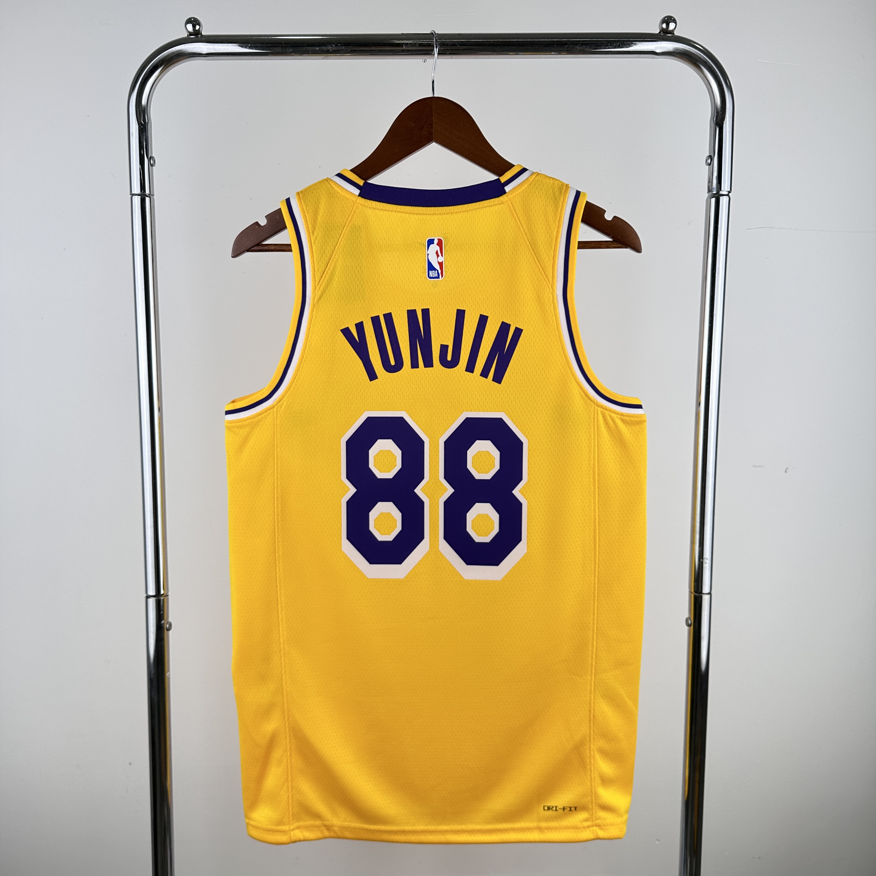 LE SSERAFIM Lakers model 88 YUNJIN