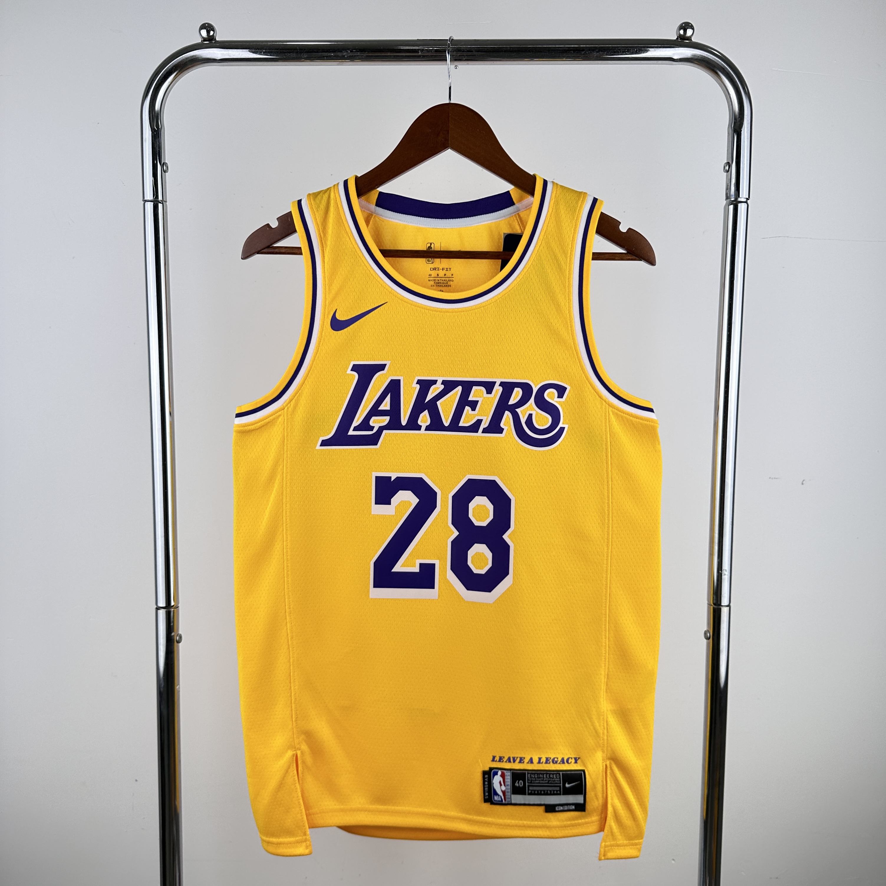 LE SSERAFIM Lakers model 28 SAKURA