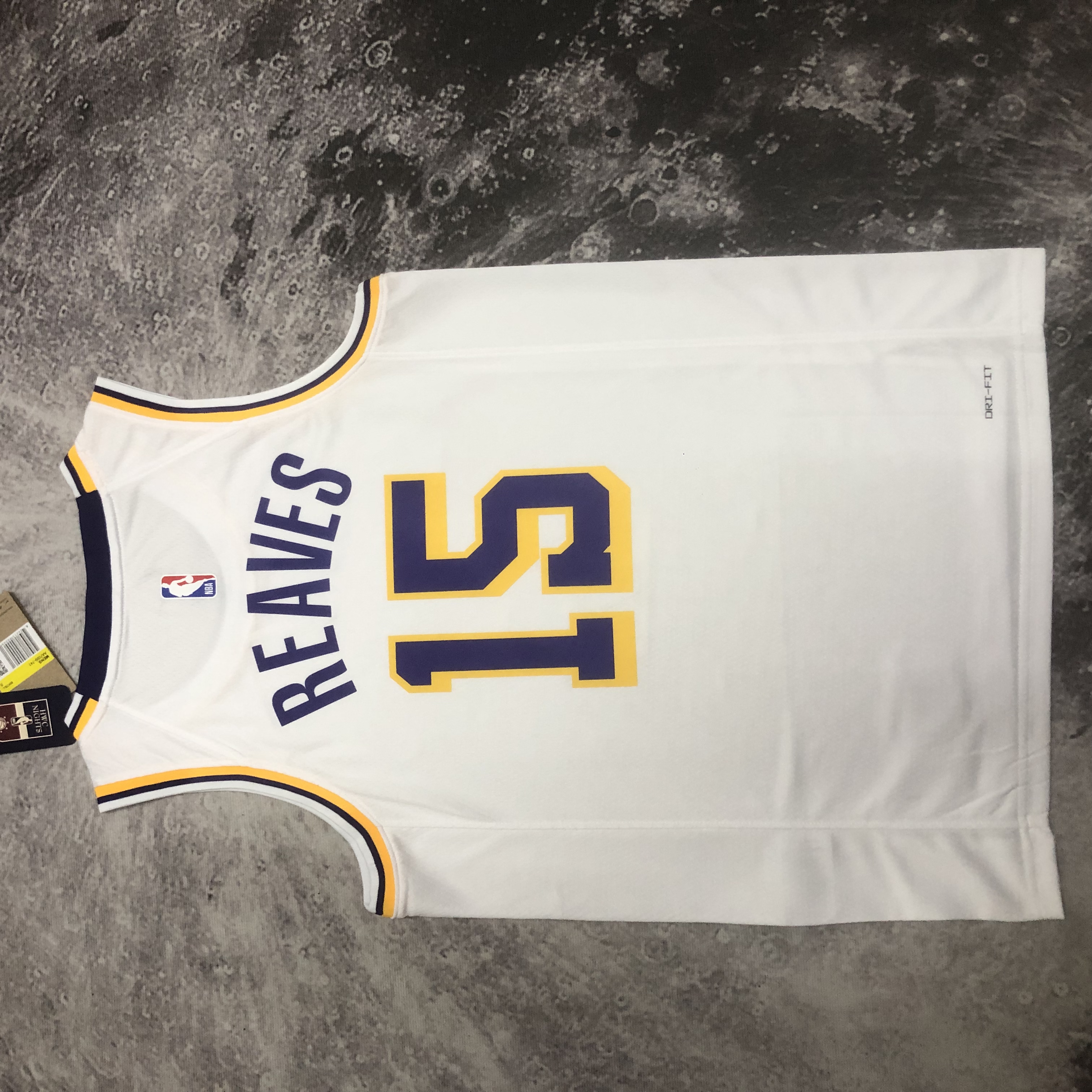 23 season Lakers crew neck white No. 15 REAVES