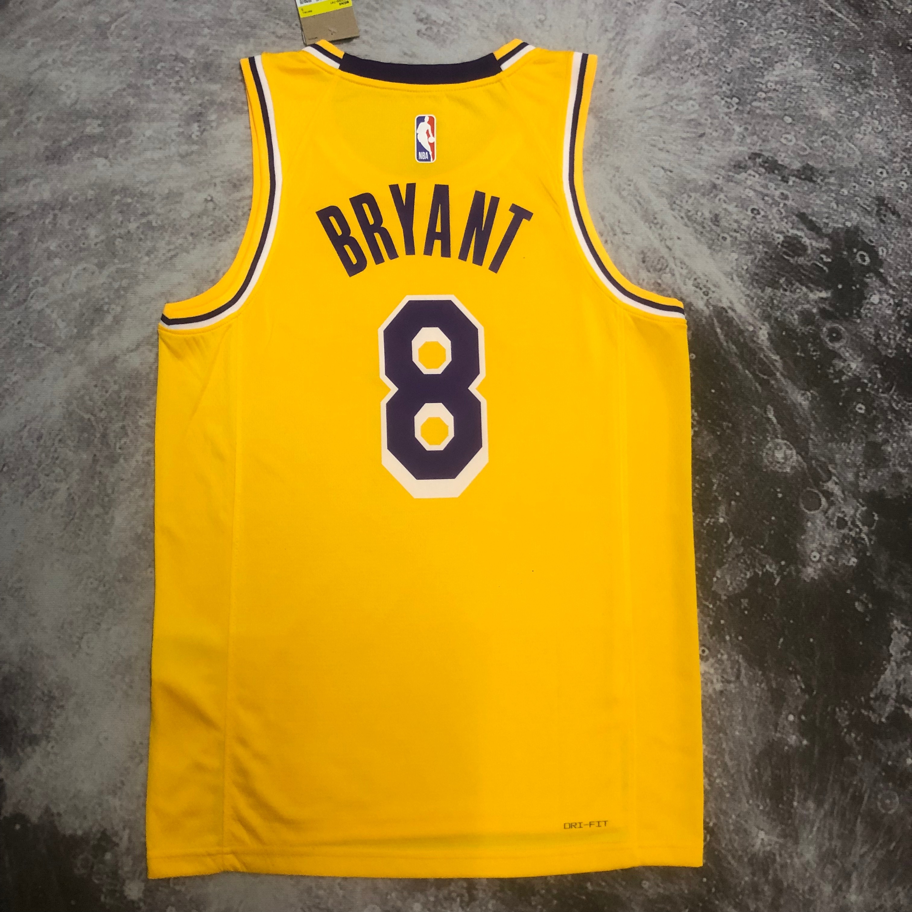 23 season Lakers crewneck yellow No. 8 Bryant
