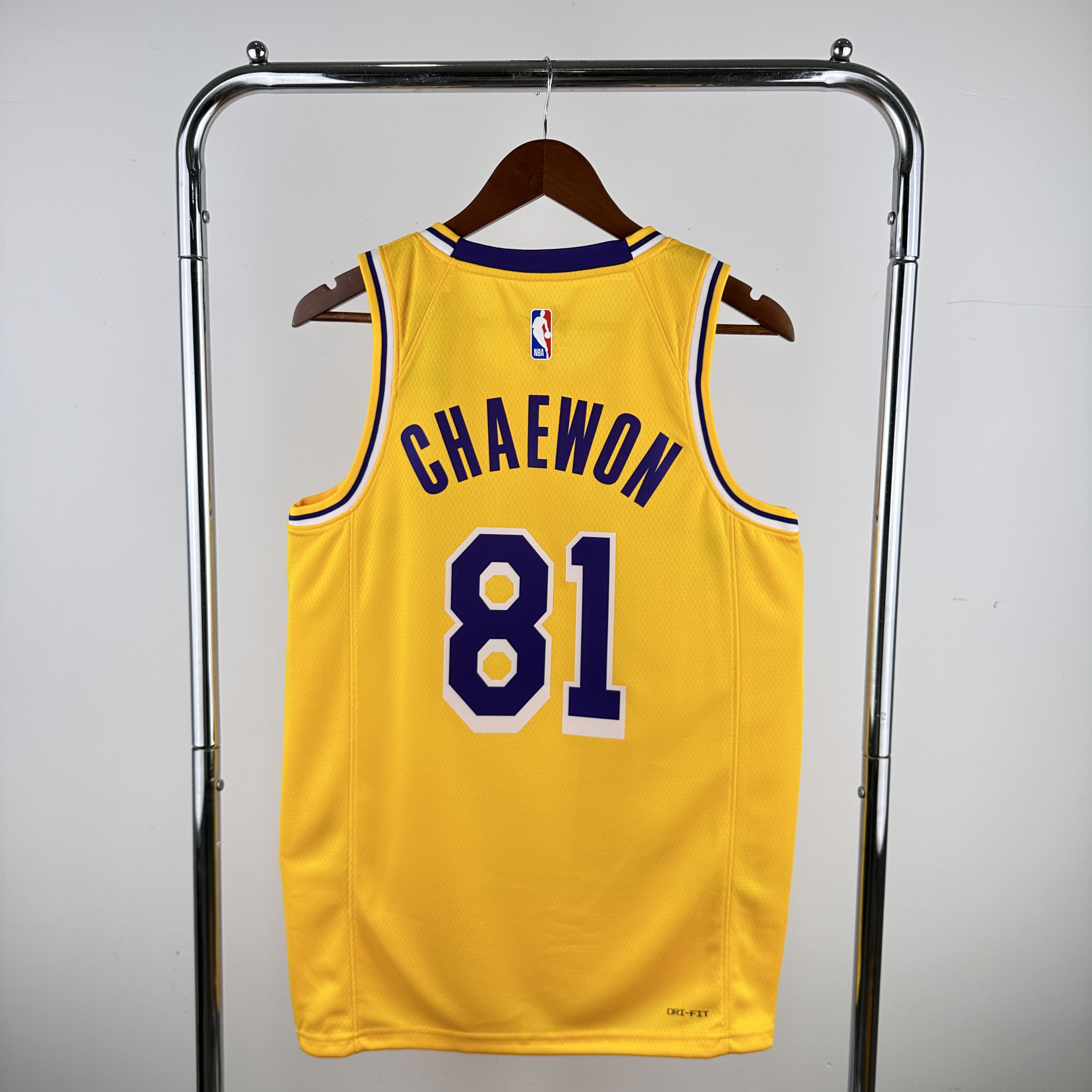 LE SSERAFIM Lakers model 81 CHAEWON