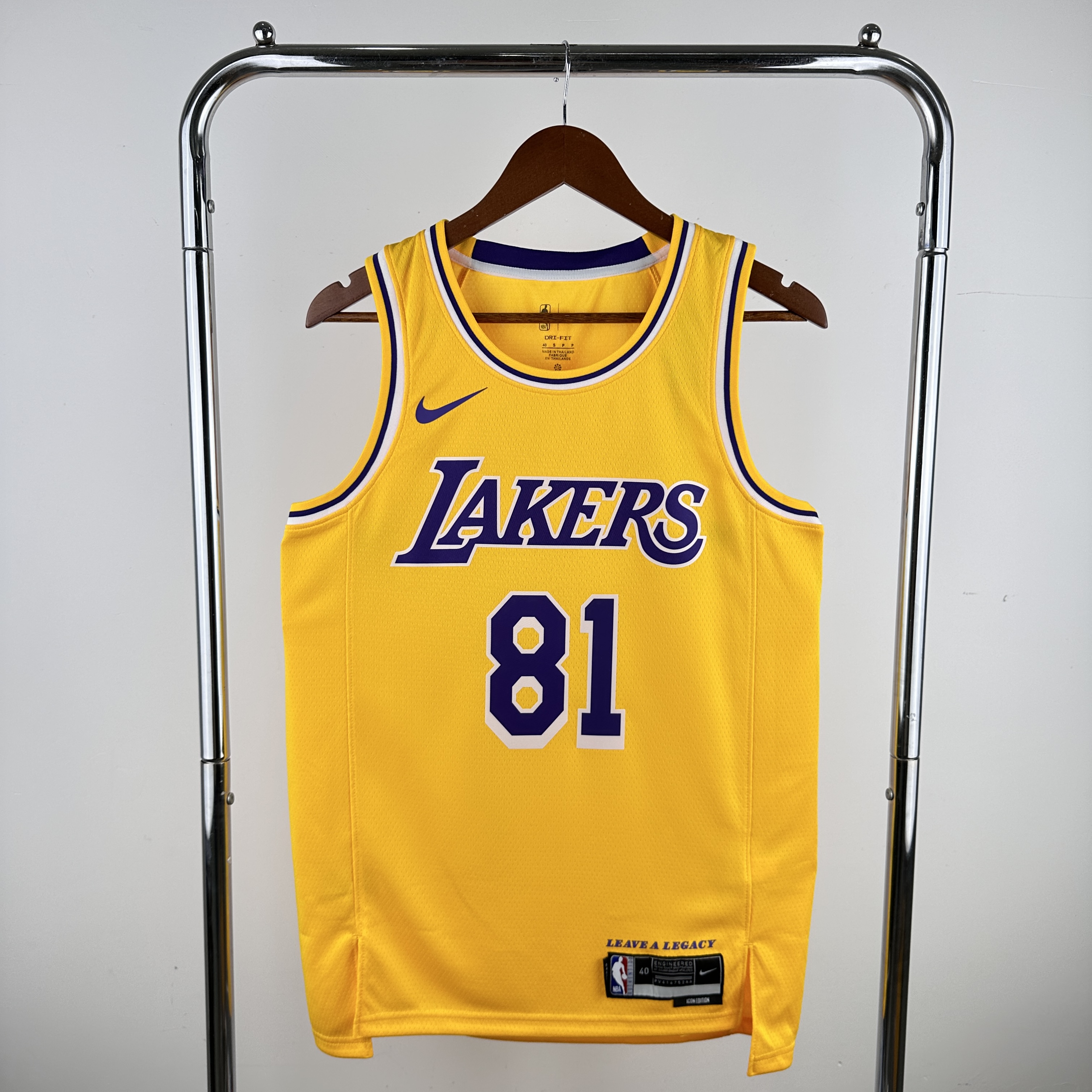 LE SSERAFIM Lakers model 81 CHAEWON