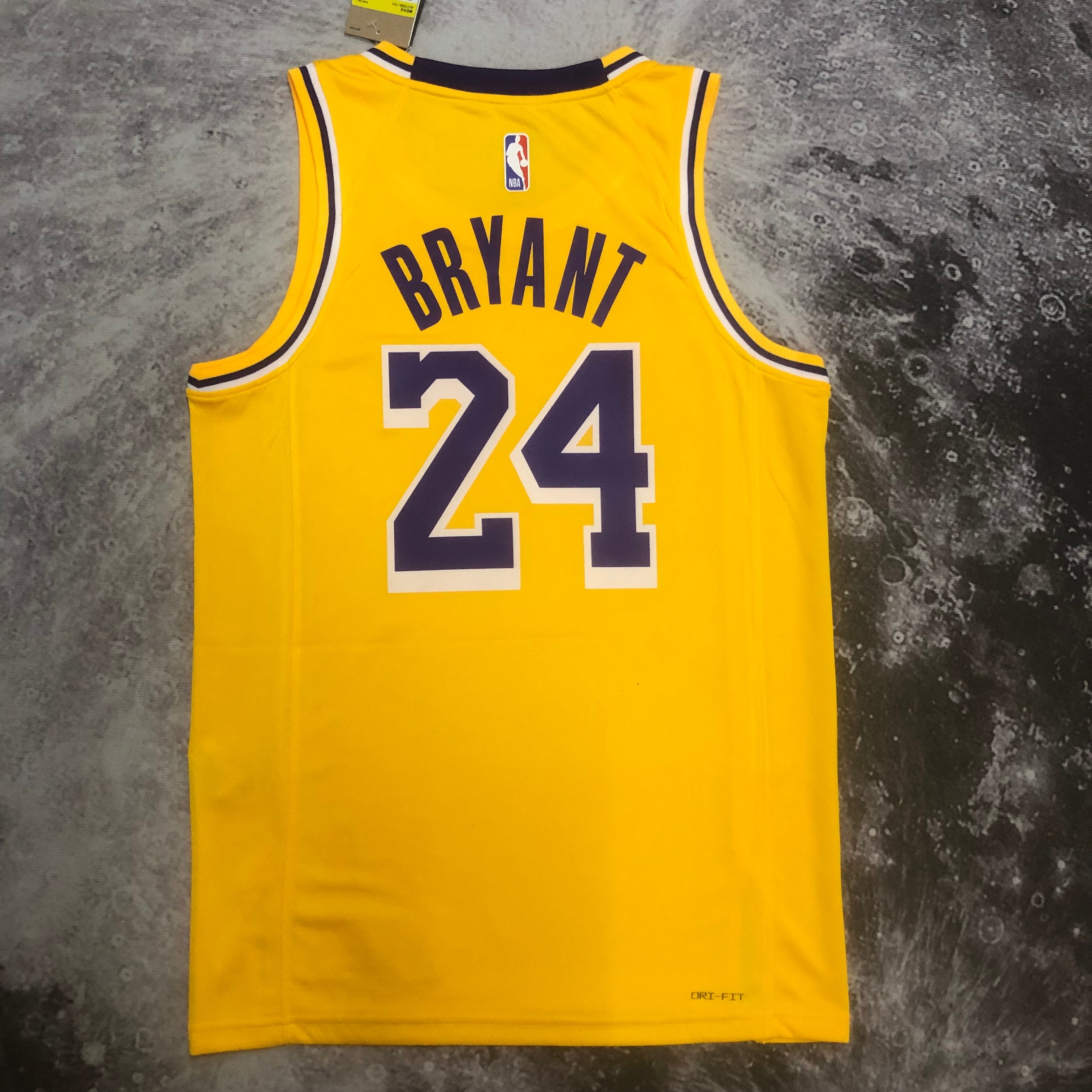 23 Lakers crew neck yellow No. 24 BRYANT