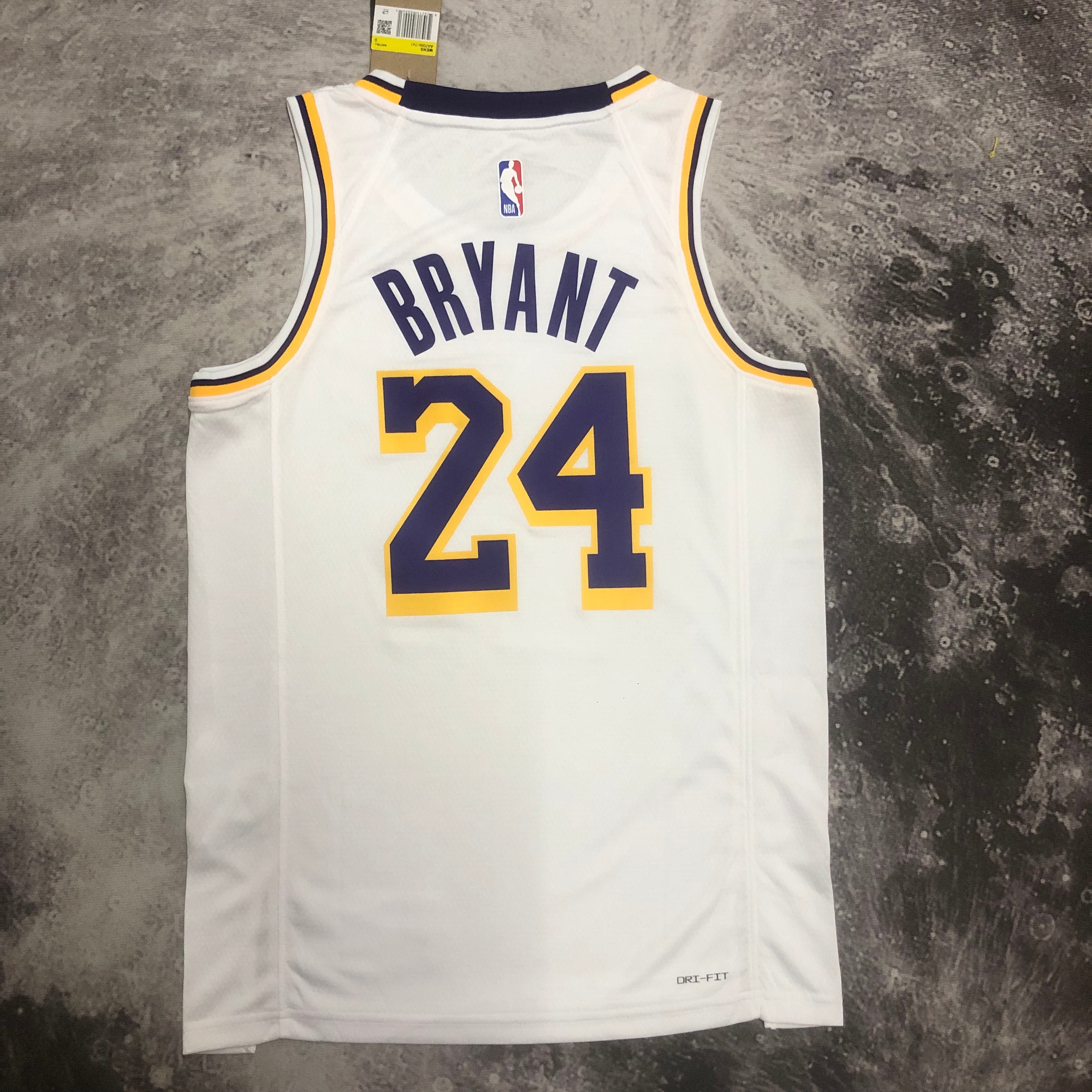23 season Lakers crewneck white 24 Bryant