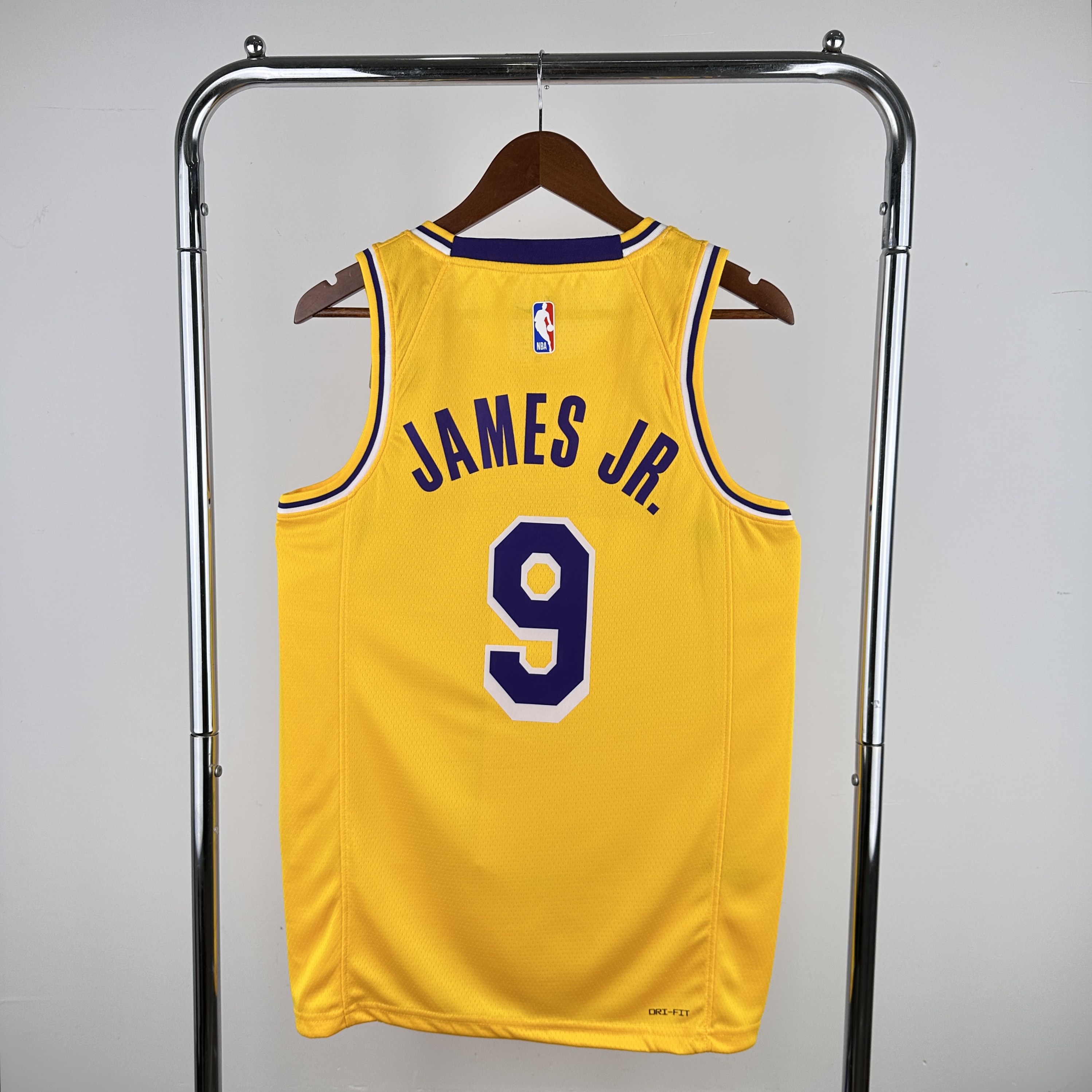 23 Lakers crewneck  yellow 9 JAMES JR