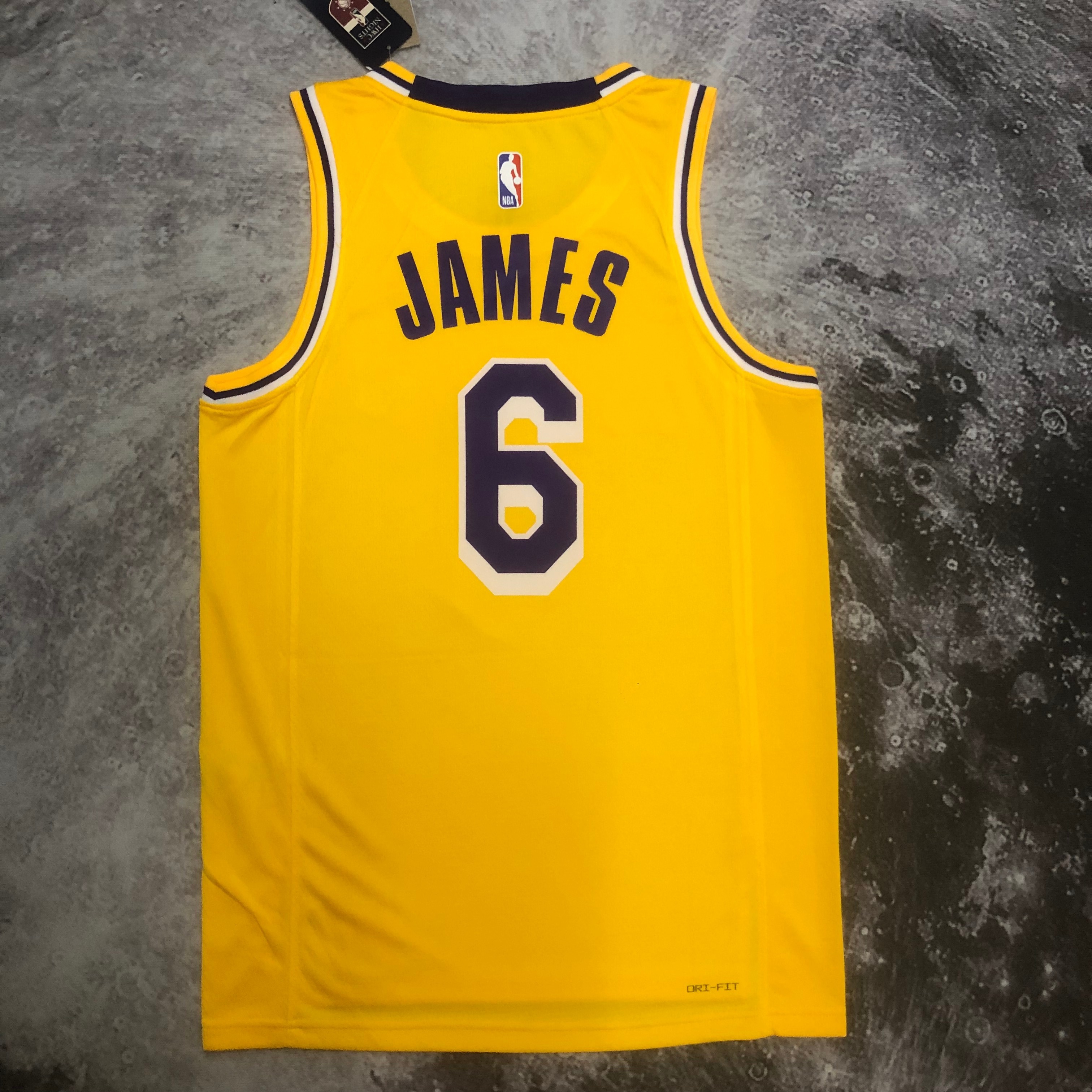 23 Lakers crewneck yellow # 6 James