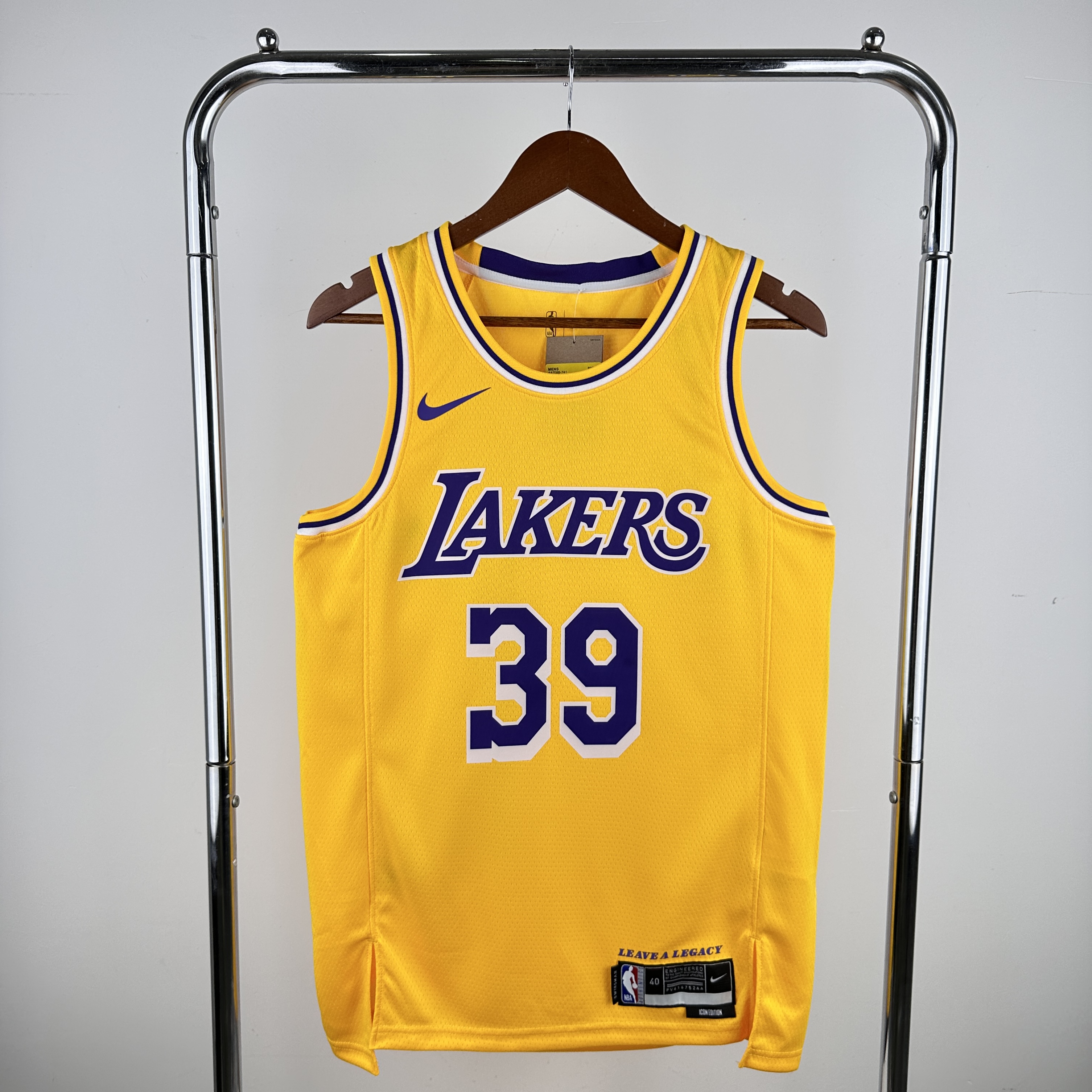 Lakers crew neck yellow 39 Howard
