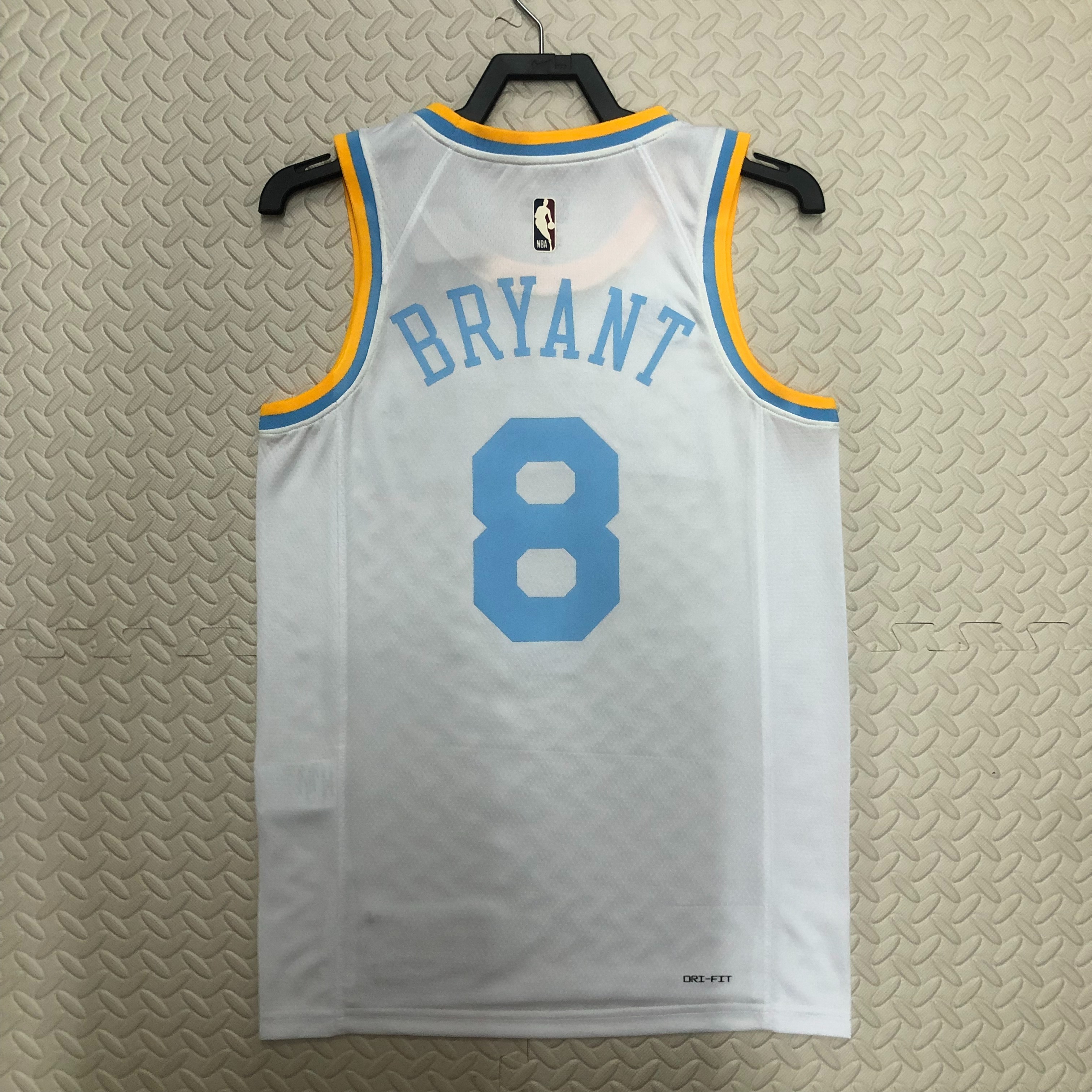 '23 Lakers retro No. 8 Bryant