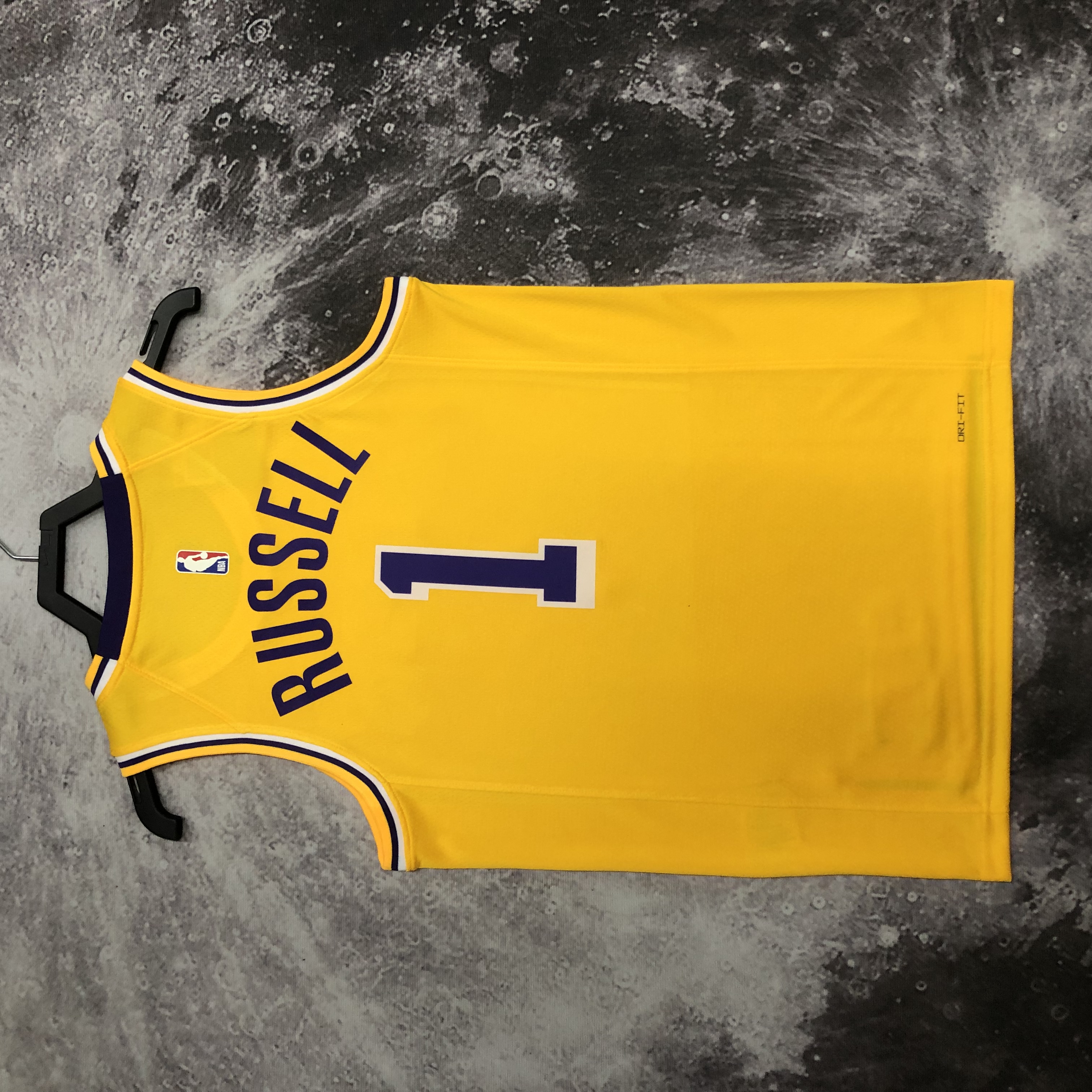 Lakers crew neck yellow No. 1 Russell