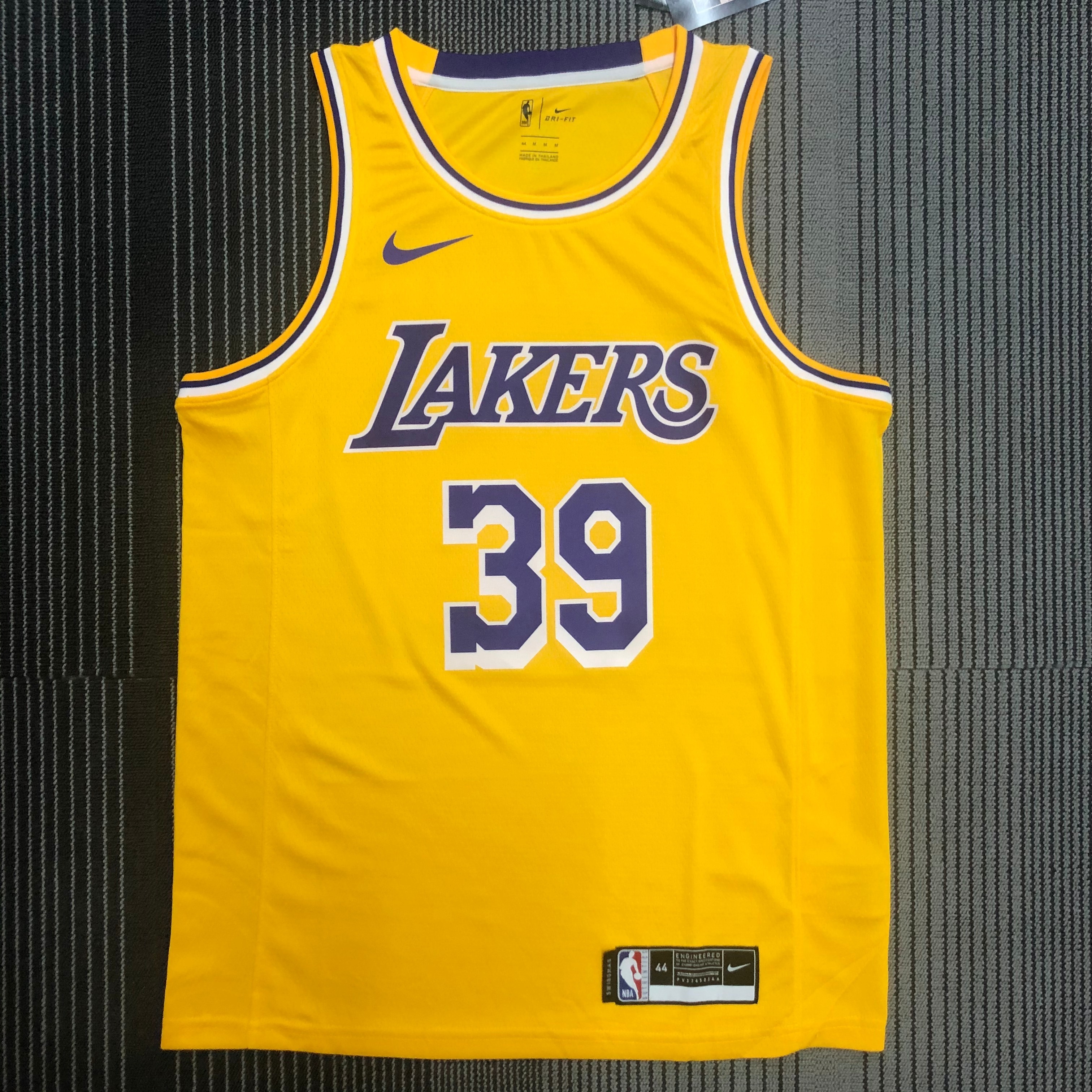 Lakers crew neck yellow 39 Howard