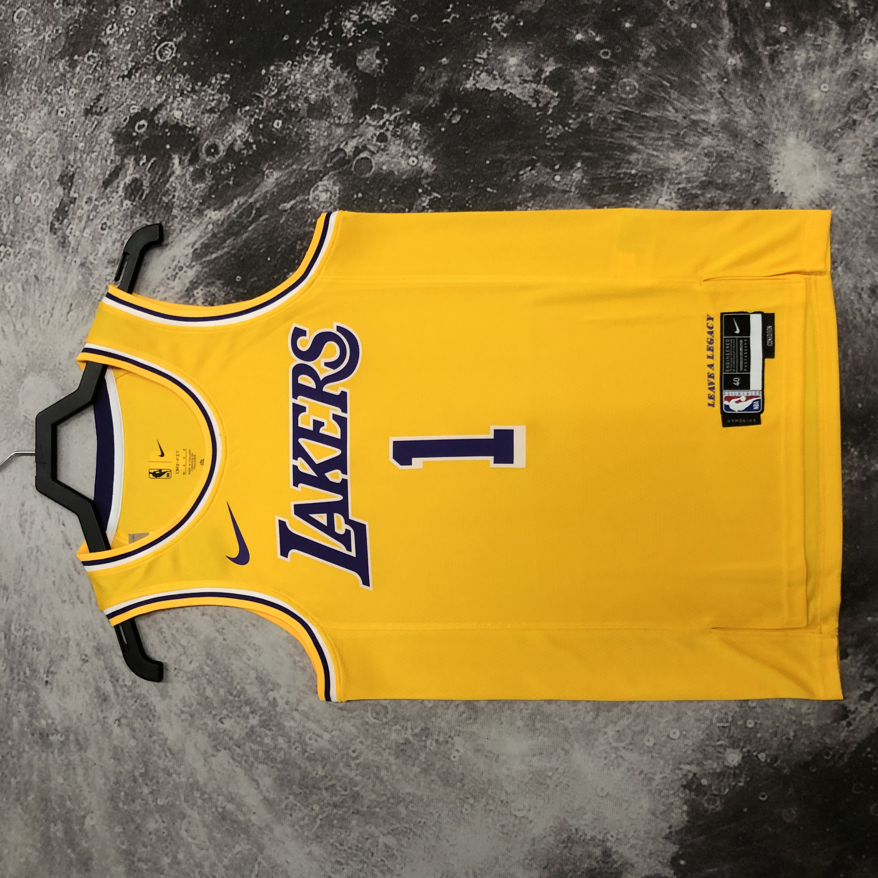 Lakers crew neck yellow No. 1 Russell