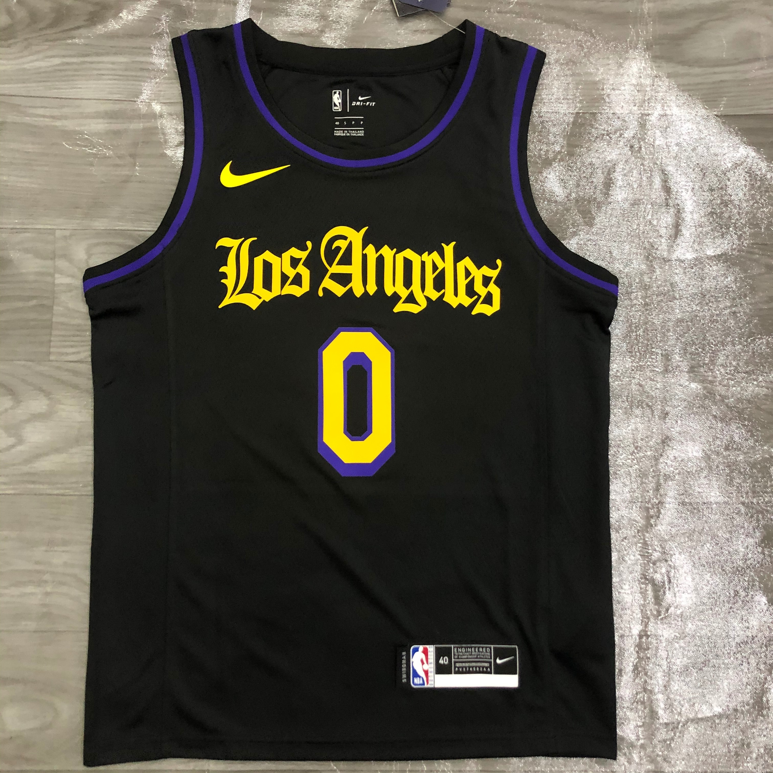 Lakers crewneck Black Latin 0 Kuzma