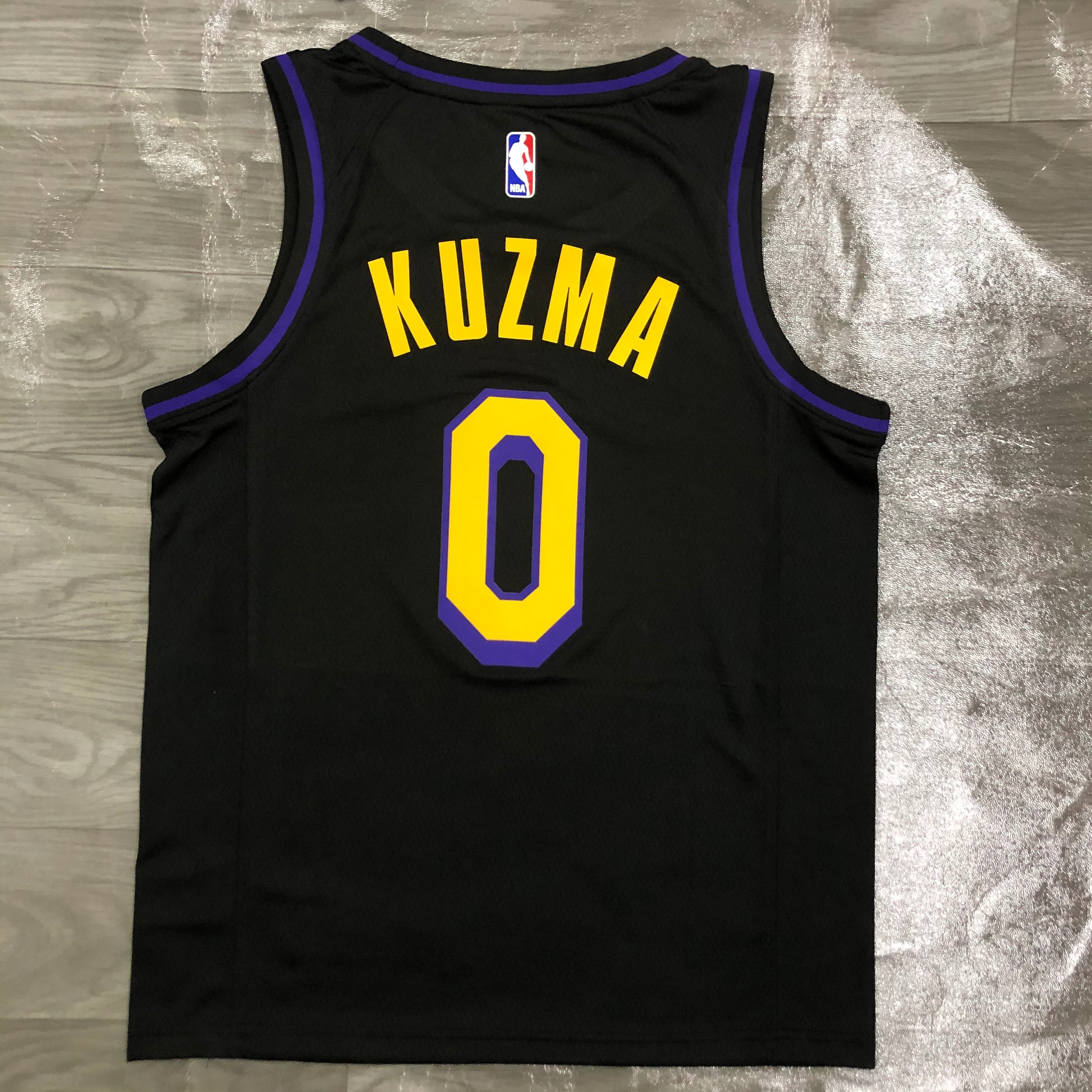 Lakers crewneck Black Latin 0 Kuzma