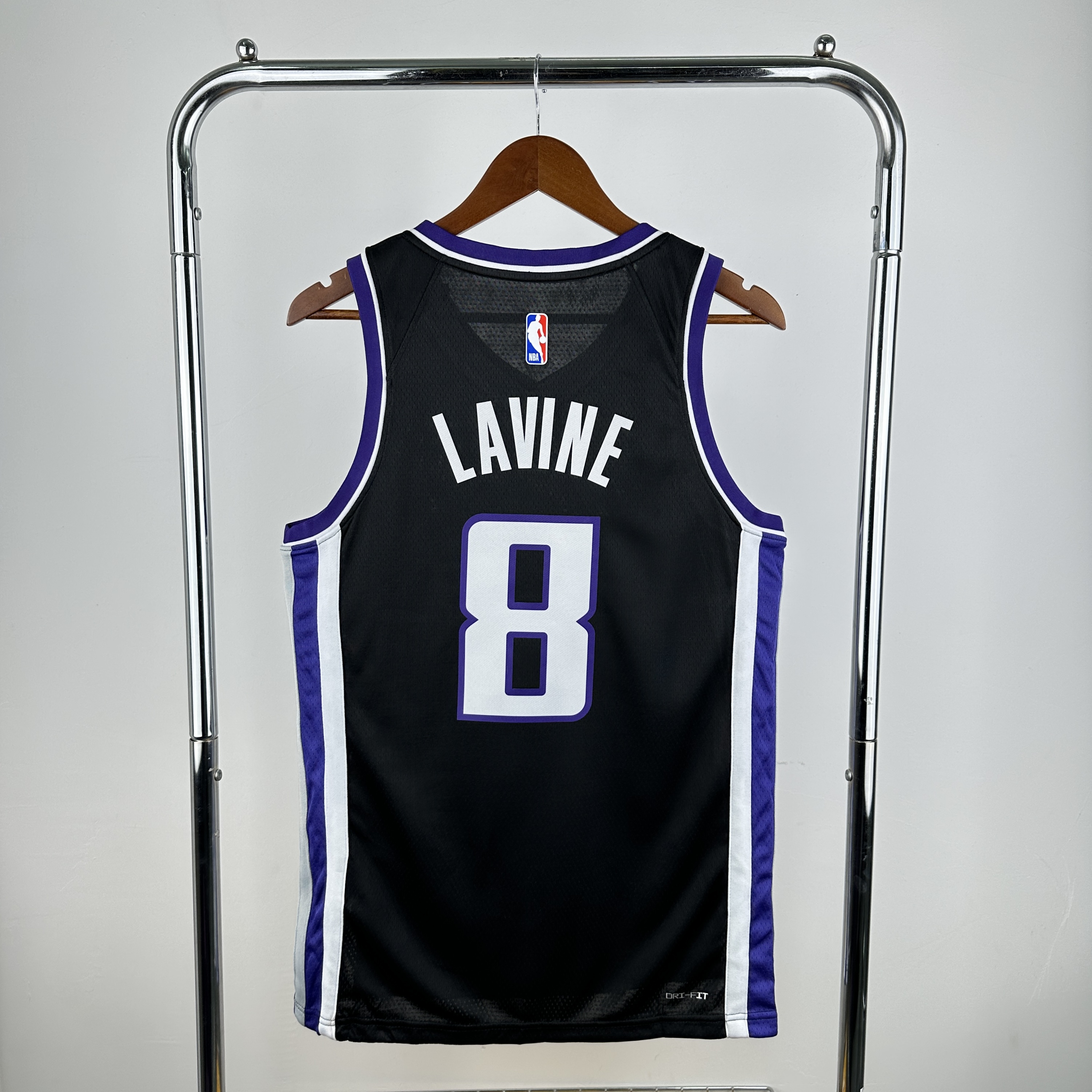 24 Kings away black No. 8 Lavine