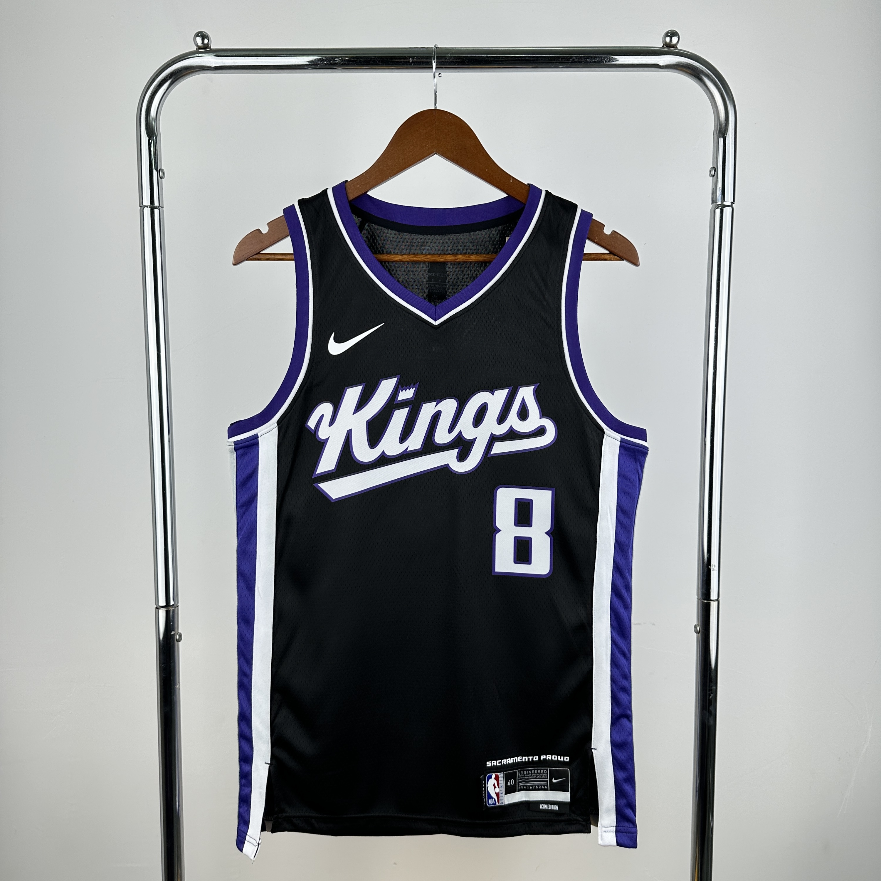 24 Kings away black No. 8 Lavine